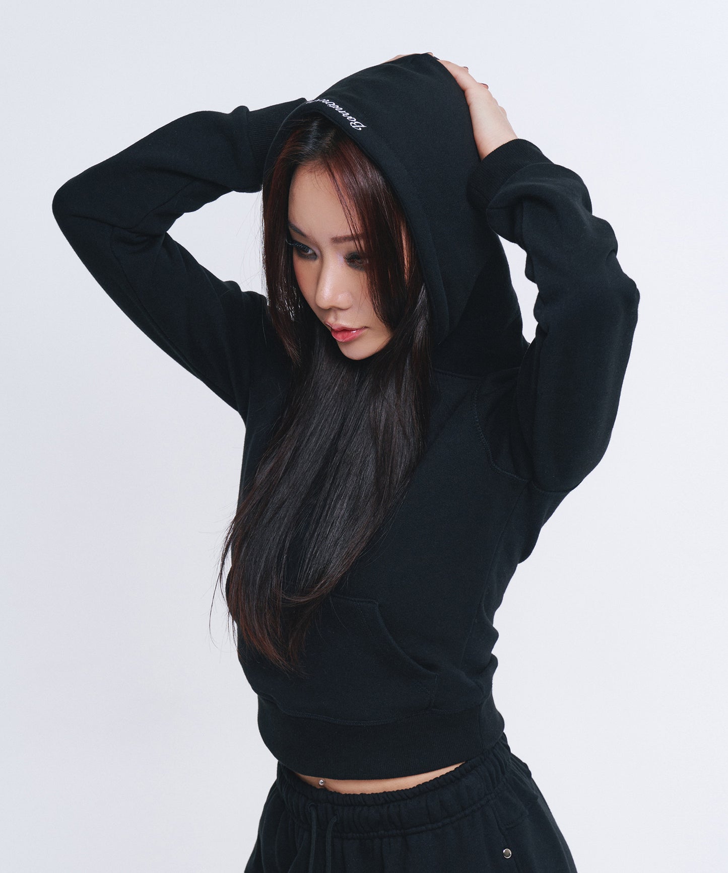 W B PENDANT COTTON CROP HOODIE [BLACK]