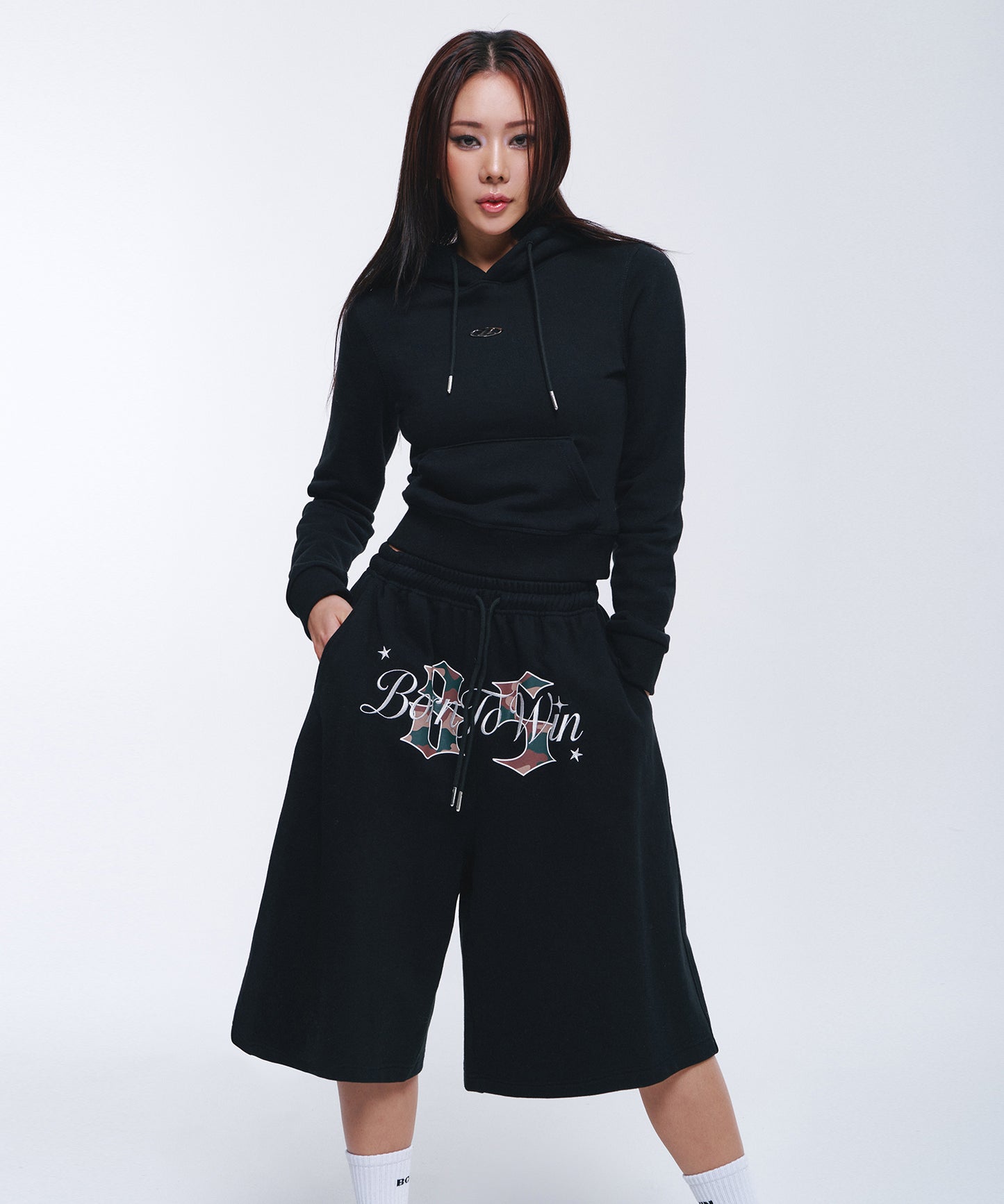 W B PENDANT COTTON CROP HOODIE [BLACK]