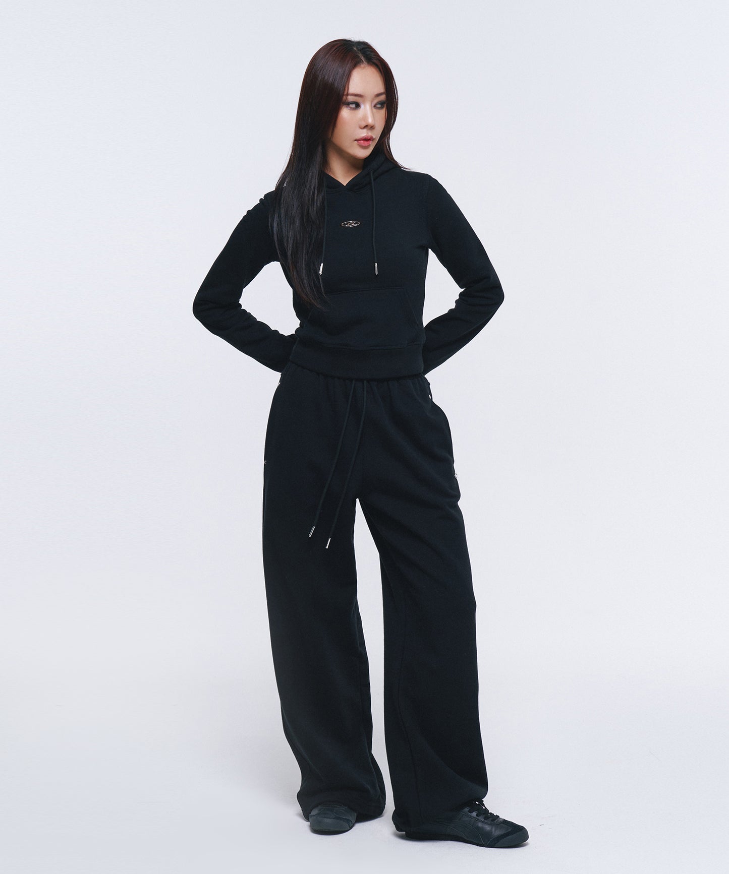 W B PENDANT COTTON CROP HOODIE [BLACK]