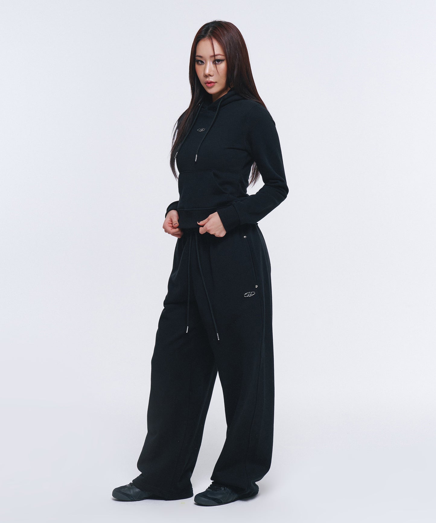 W B PENDANT COTTON CROP HOODIE [BLACK]
