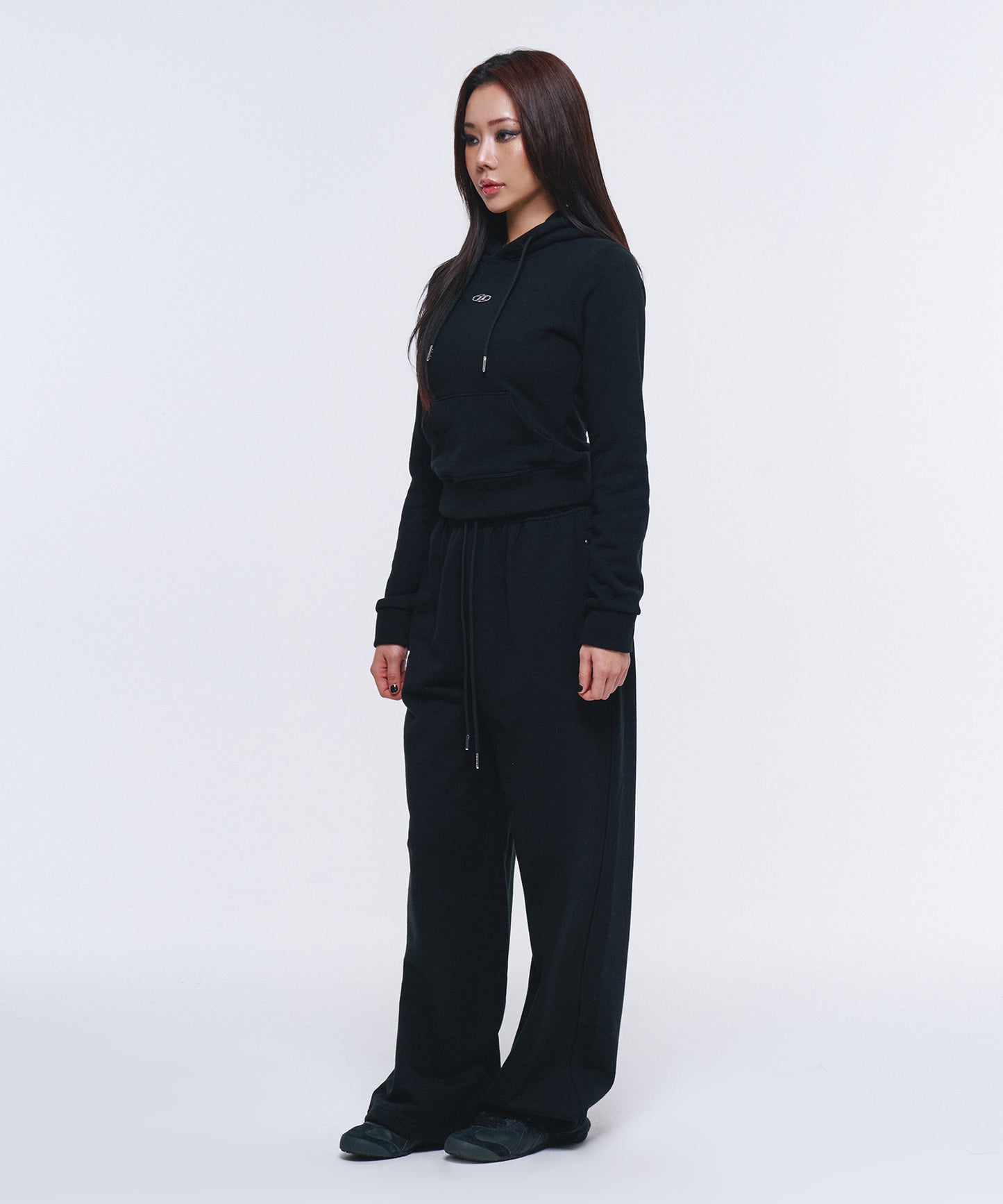 W B PENDANT COTTON CROP HOODIE [BLACK]