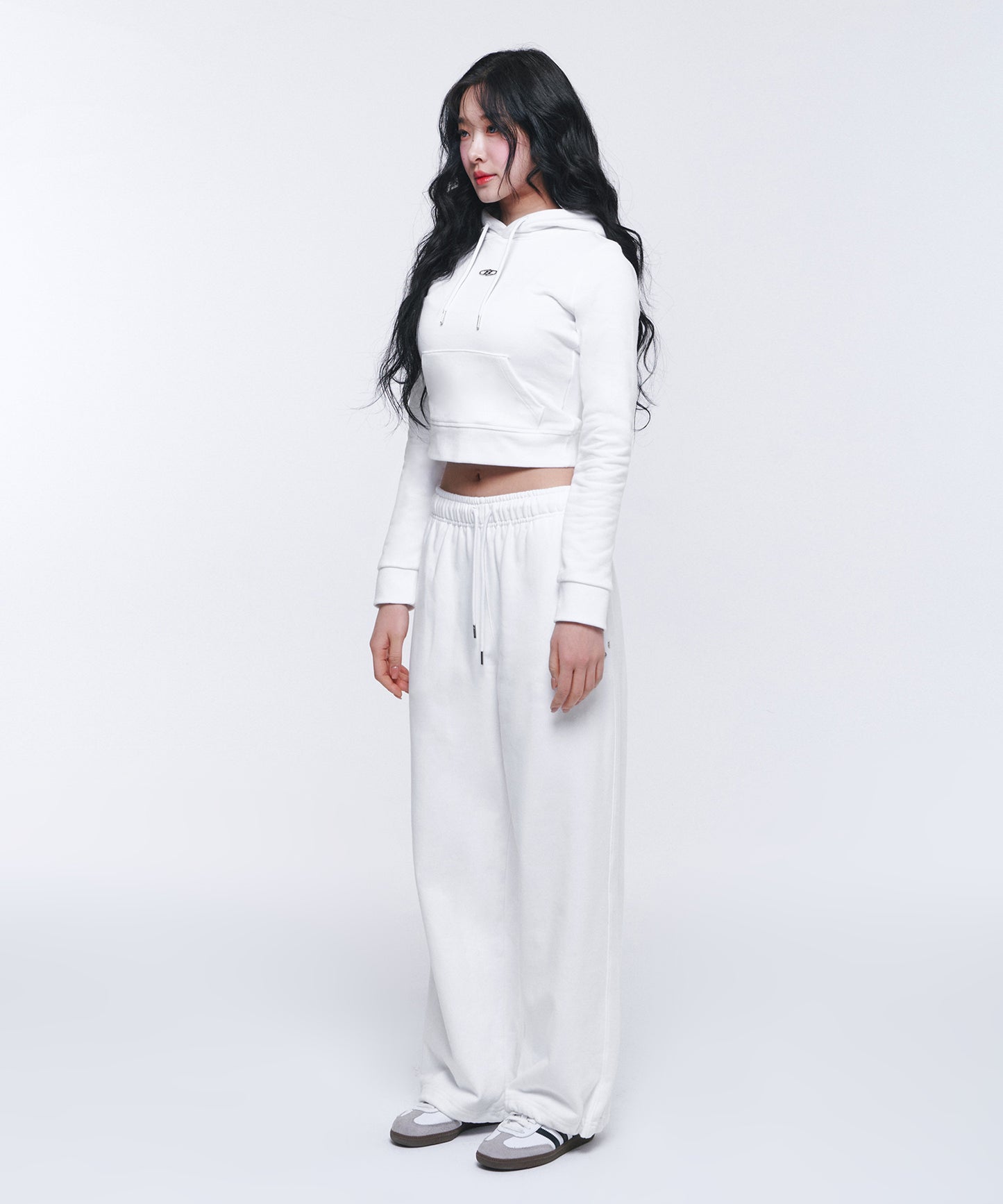 W B PENDANT COTTON CROP HOODIE [WHITE]