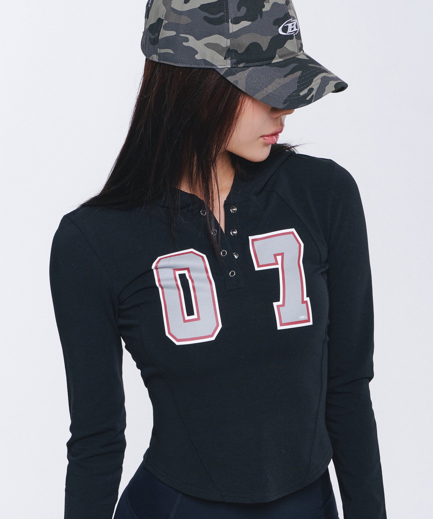 W NUMBER PIN-TUCK SNAP HOODIE [BLACK]