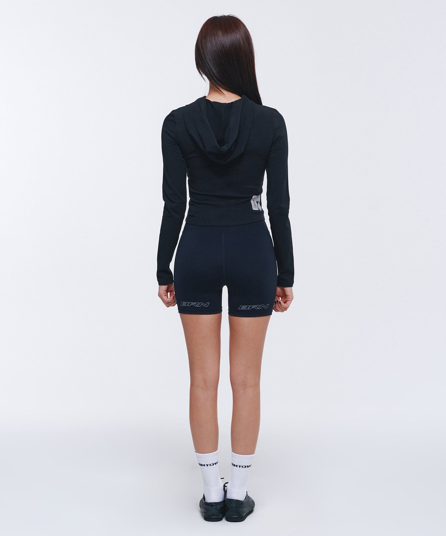 W NUMBER PIN-TUCK SNAP HOODIE [BLACK]