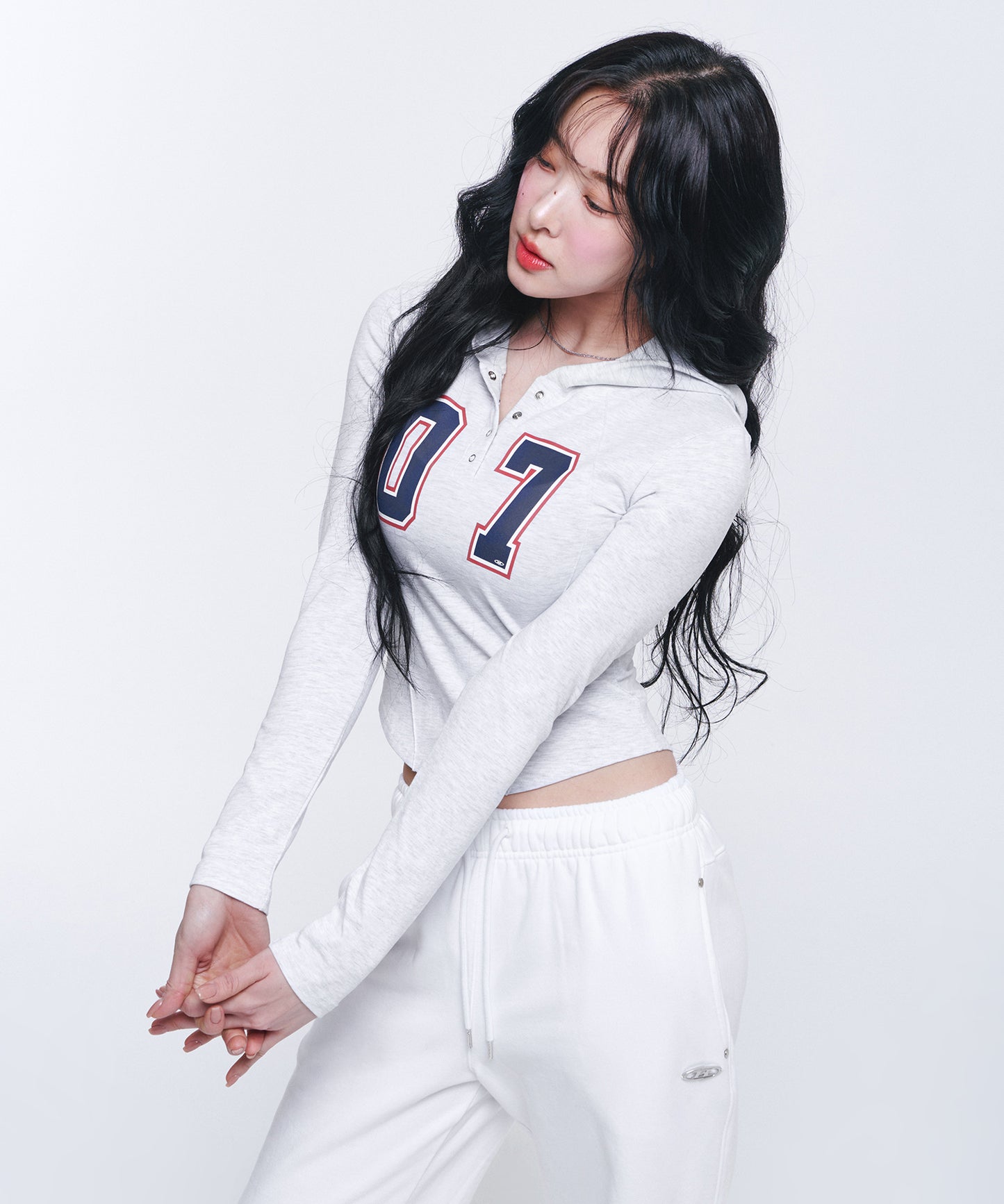 W NUMBER PIN-TUCK SNAP HOODIE [WHITE MELANGE GREY]