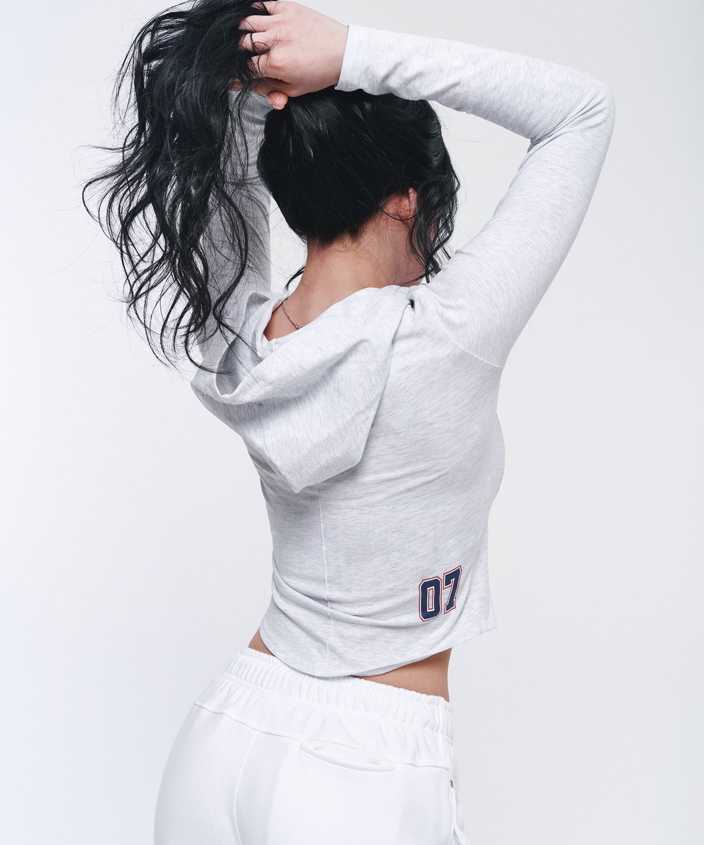 W NUMBER PIN-TUCK SNAP HOODIE [WHITE MELANGE GREY]
