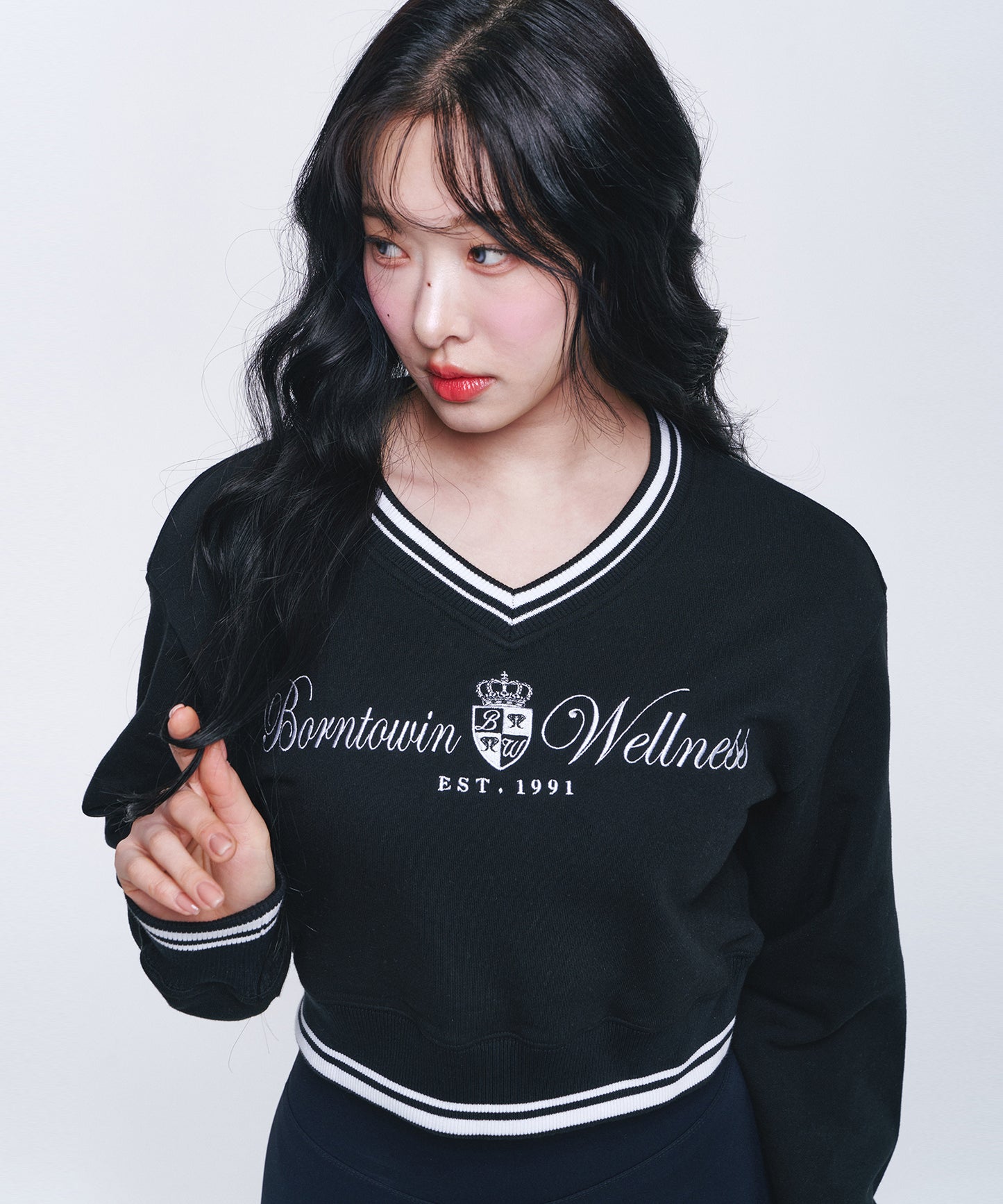 W WELLNESS V-NECK CROP SWEATSHIRTS [BLACK]