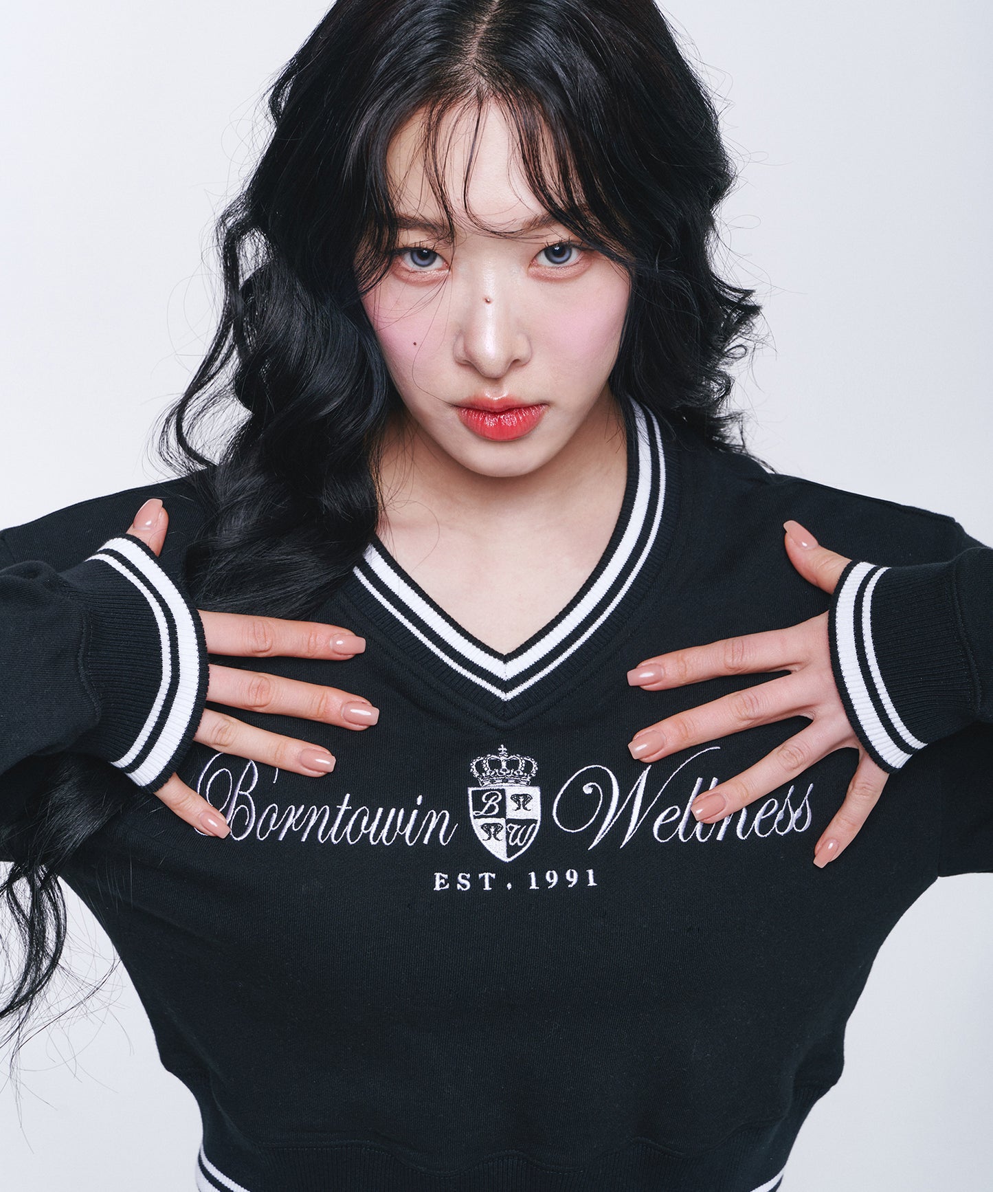 W WELLNESS V-NECK CROP SWEATSHIRTS [BLACK]