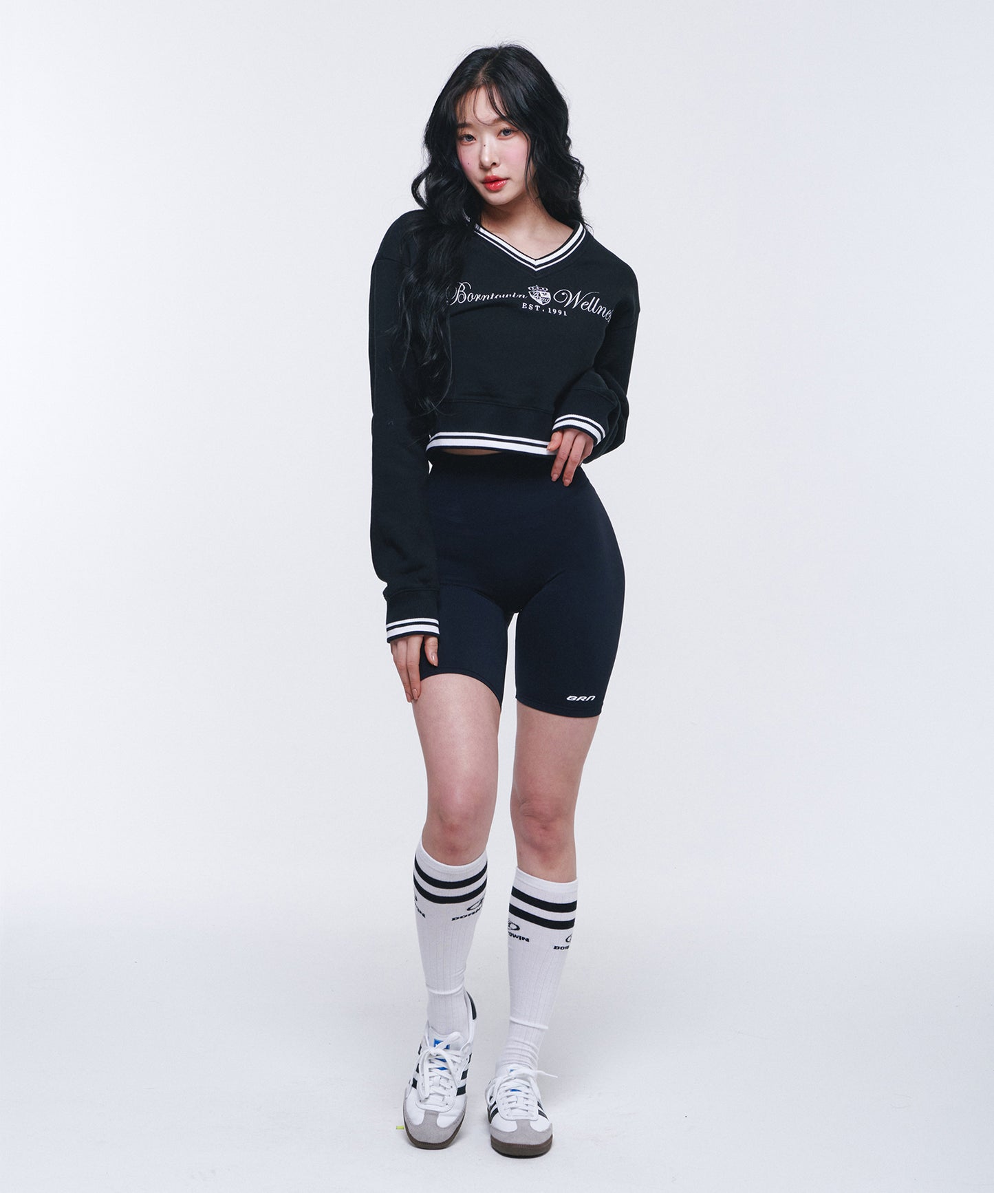 W WELLNESS V-NECK CROP SWEATSHIRTS [BLACK]
