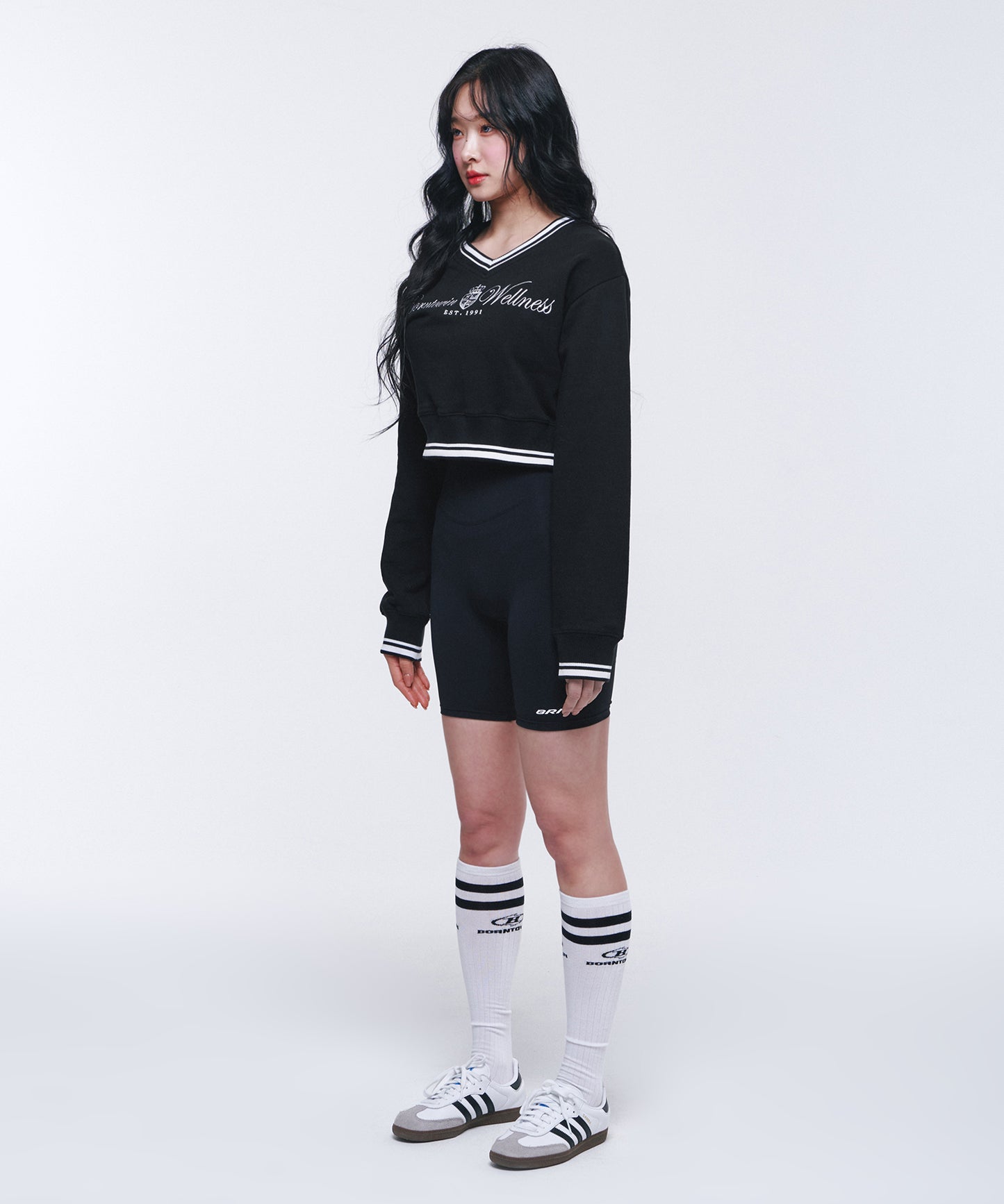 W WELLNESS V-NECK CROP SWEATSHIRTS [BLACK]