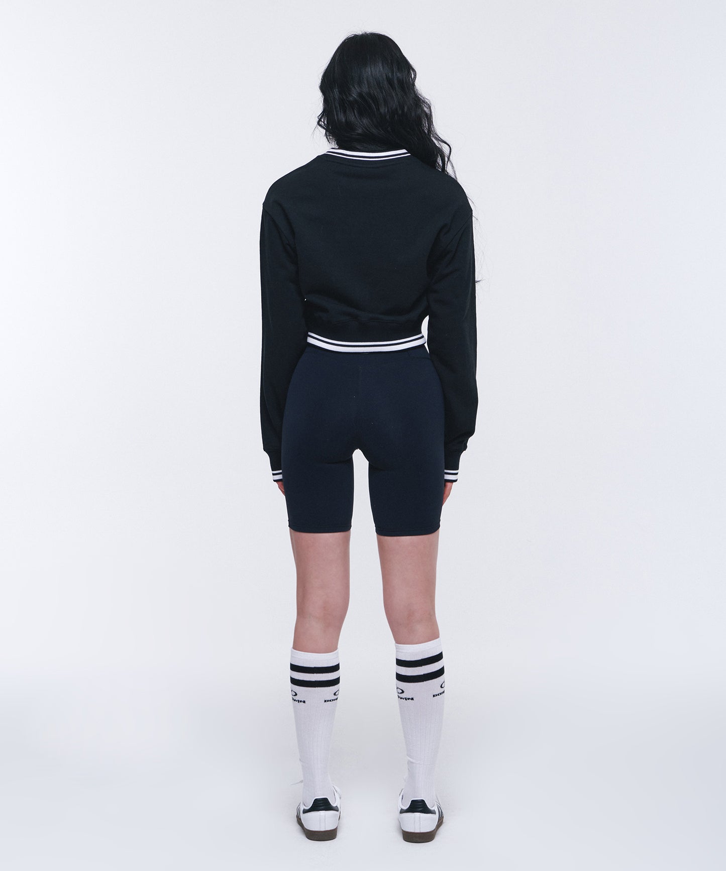 W WELLNESS V-NECK CROP SWEATSHIRTS [BLACK]
