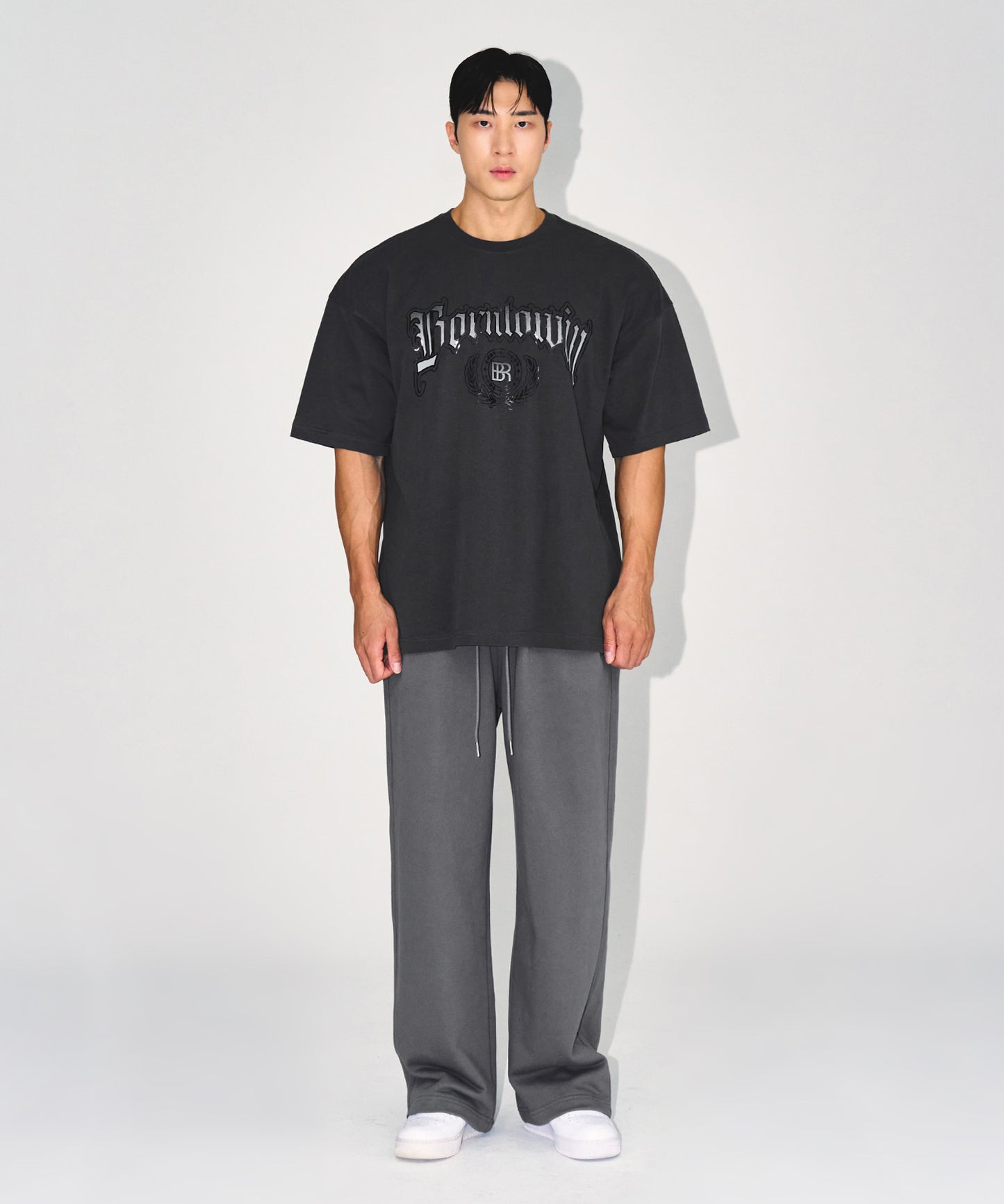 EMBLEM LOGO SEMI OVER FIT T-SHIRTS [CHARCOAL]
