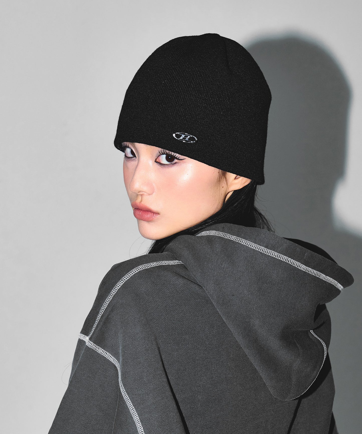 SYMBOL B PENDANT BEANIE [BLACK]