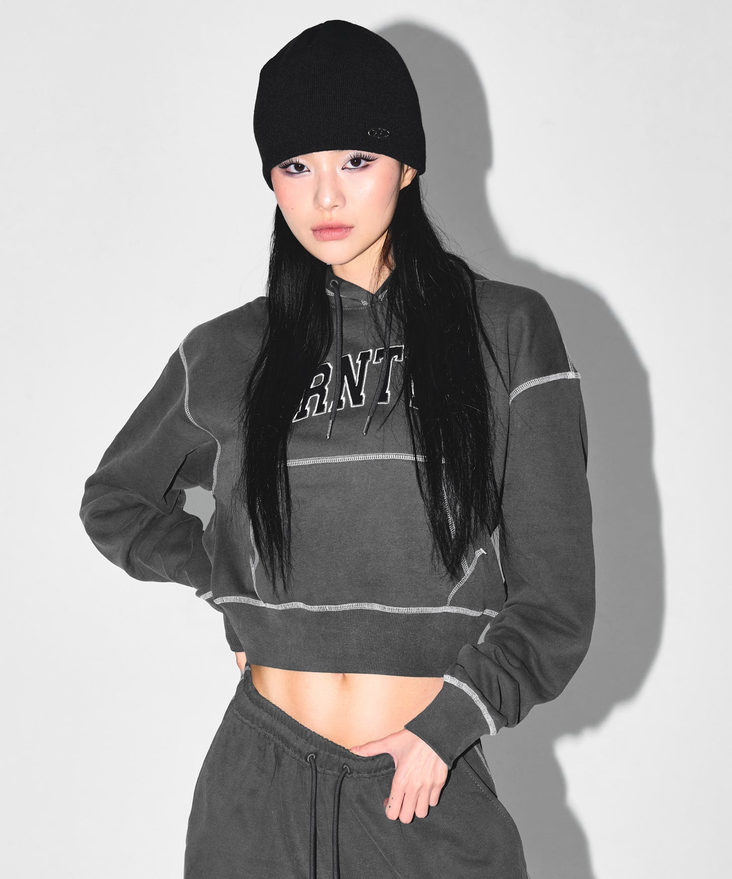 W PIGMENT DYEING CROP HOODIE [CHARCOAL]