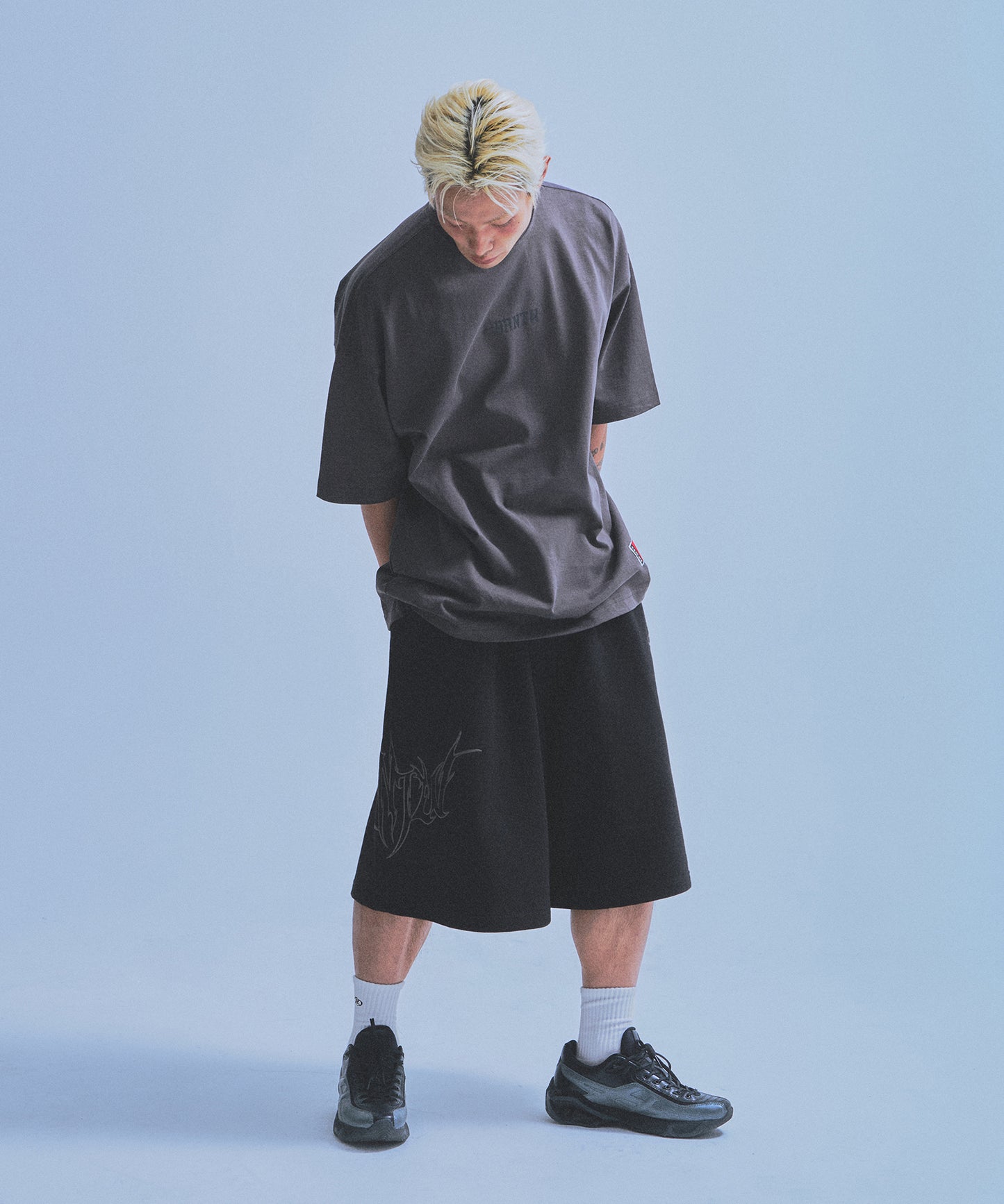 85 BACK LOGO EXTRA FIT T-SHIRTS [CHARCOAL]