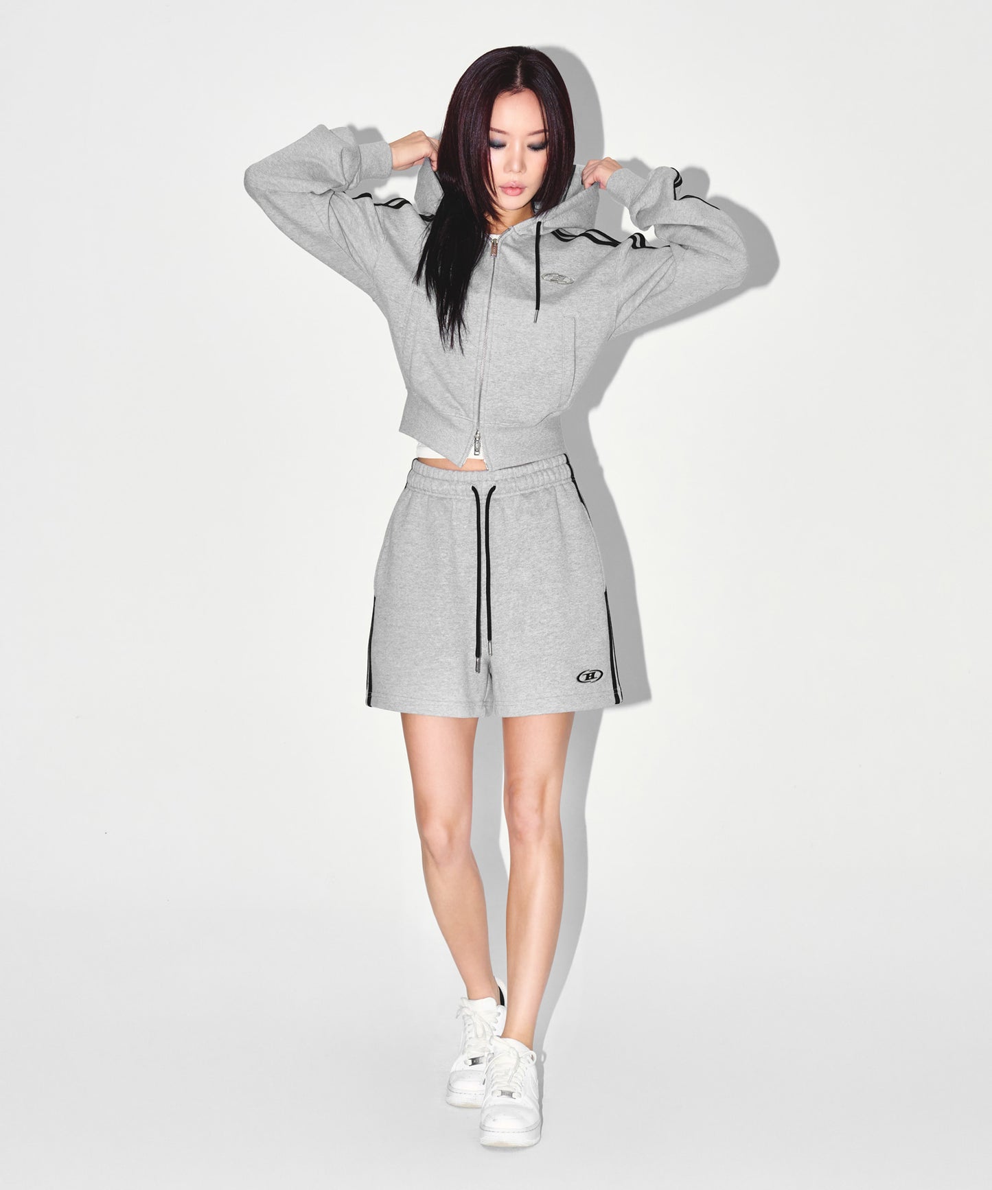 W CHROME B TRACK LINE CROP HOODIE ZIP-UP [MELANGE GREY]