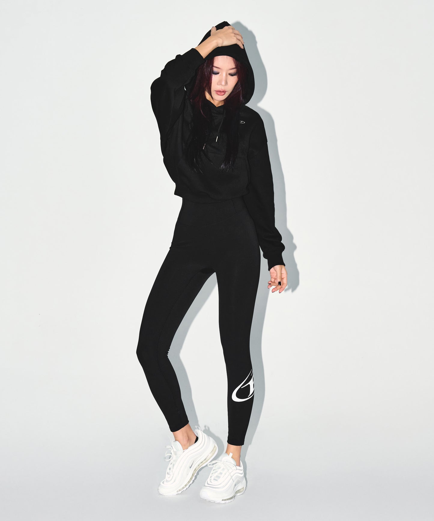 W SILVER B CROP HOODIE [BLACK]