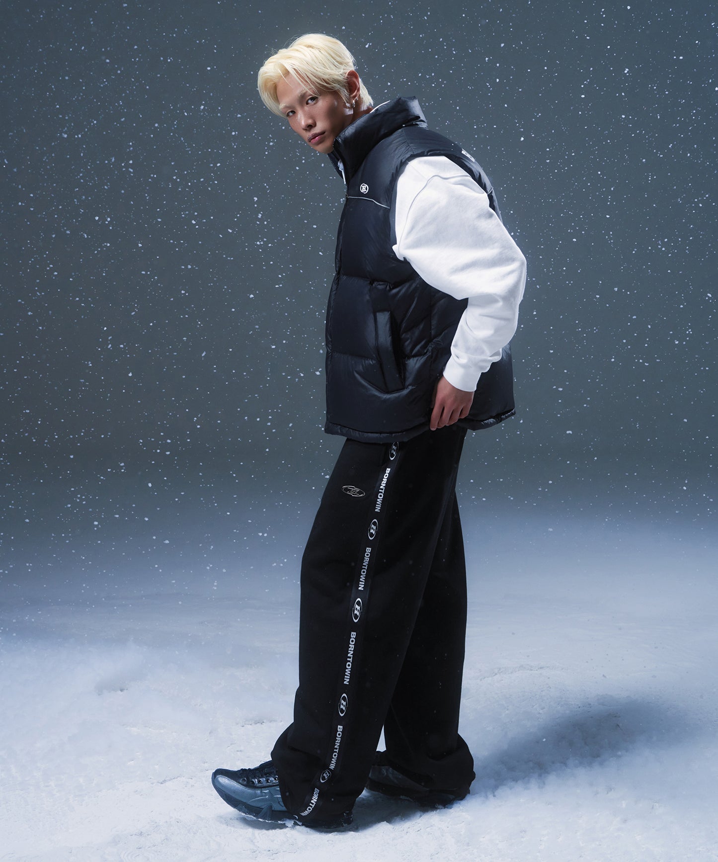 SYMBOL B PUFFER DOWN VEST [BLACK]