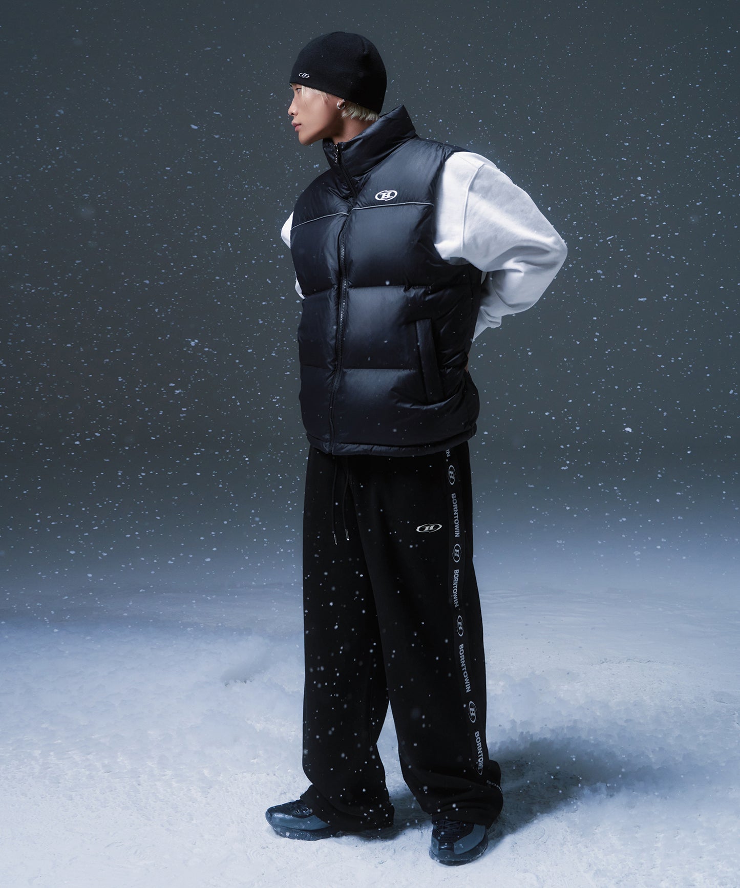 SYMBOL B PUFFER DOWN VEST [BLACK]