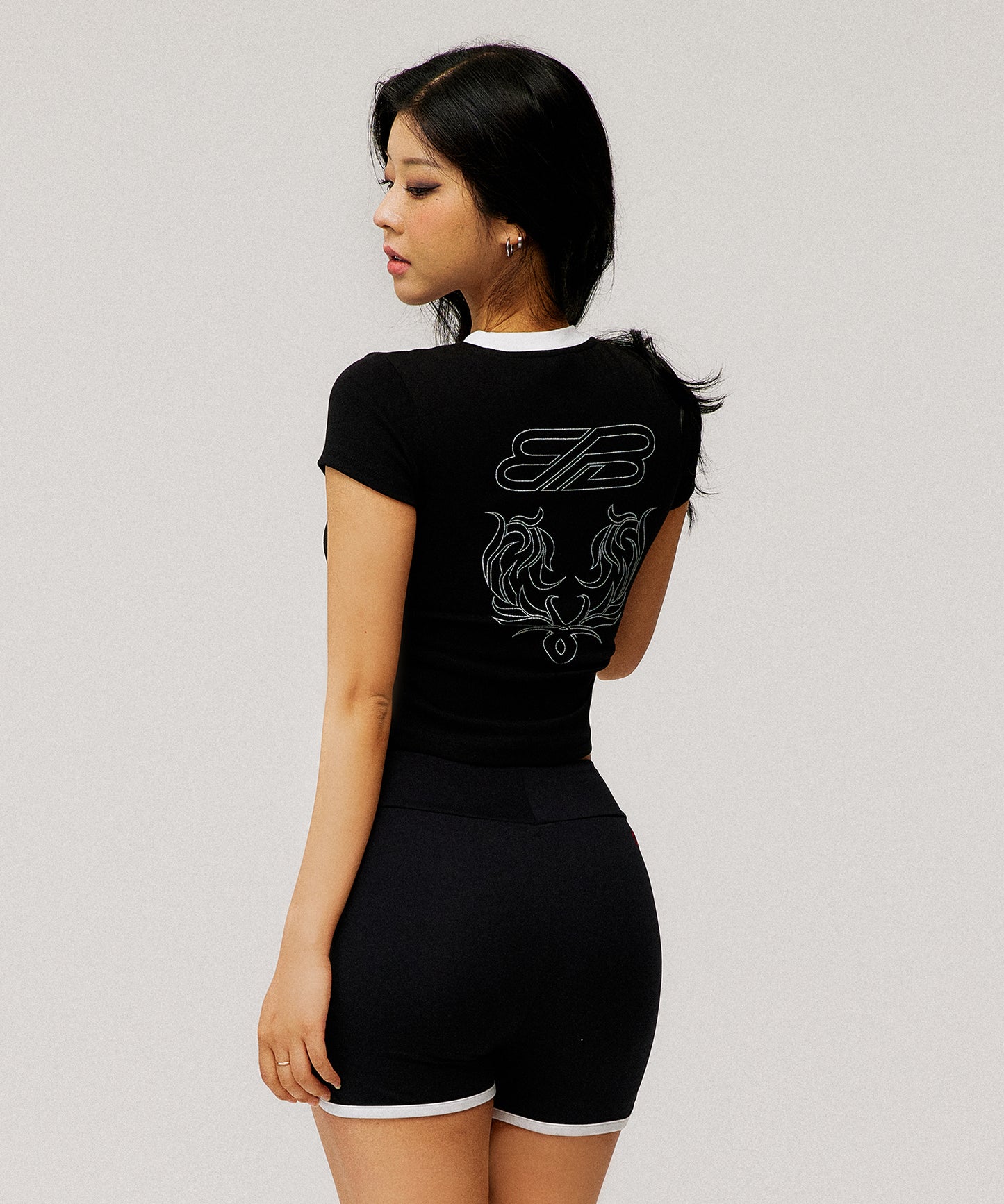 W SYMBOL B NYLON DOLPHIN SHORTS [BLACK]