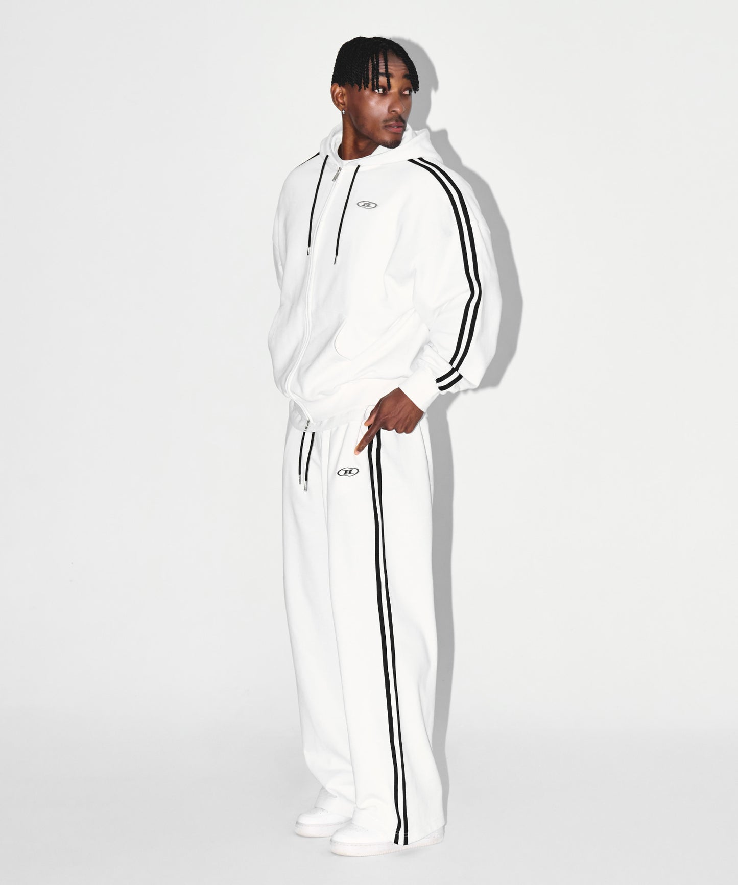 CHROME B TRACK LINE SEMI WIDE PANTS [WHITE]