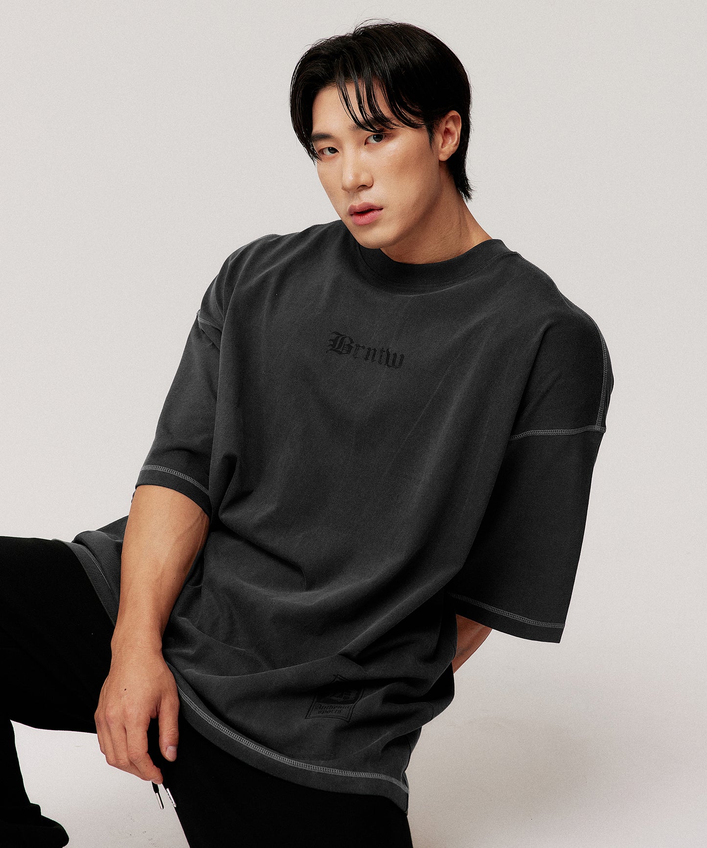 PIGMENT CRACK LETTER EXTRA FIT T-SHIRTS [BLACK]