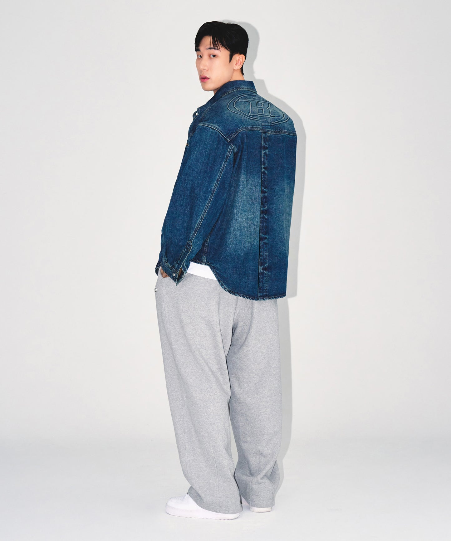 WASHED DENIM OVER FIT SHIRTS [MID DENIM]