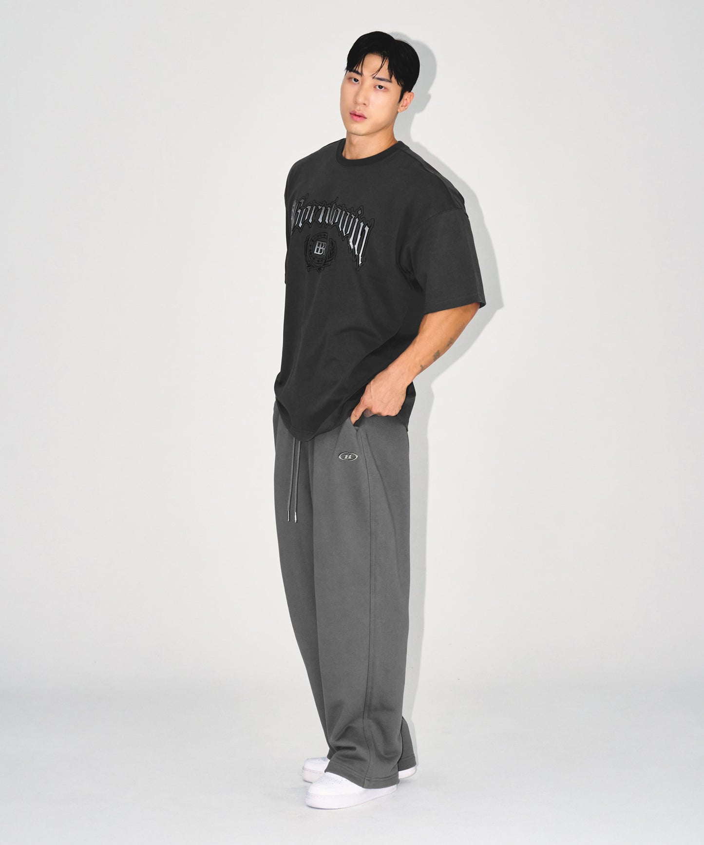EMBLEM LOGO SEMI OVER FIT T-SHIRTS [CHARCOAL]