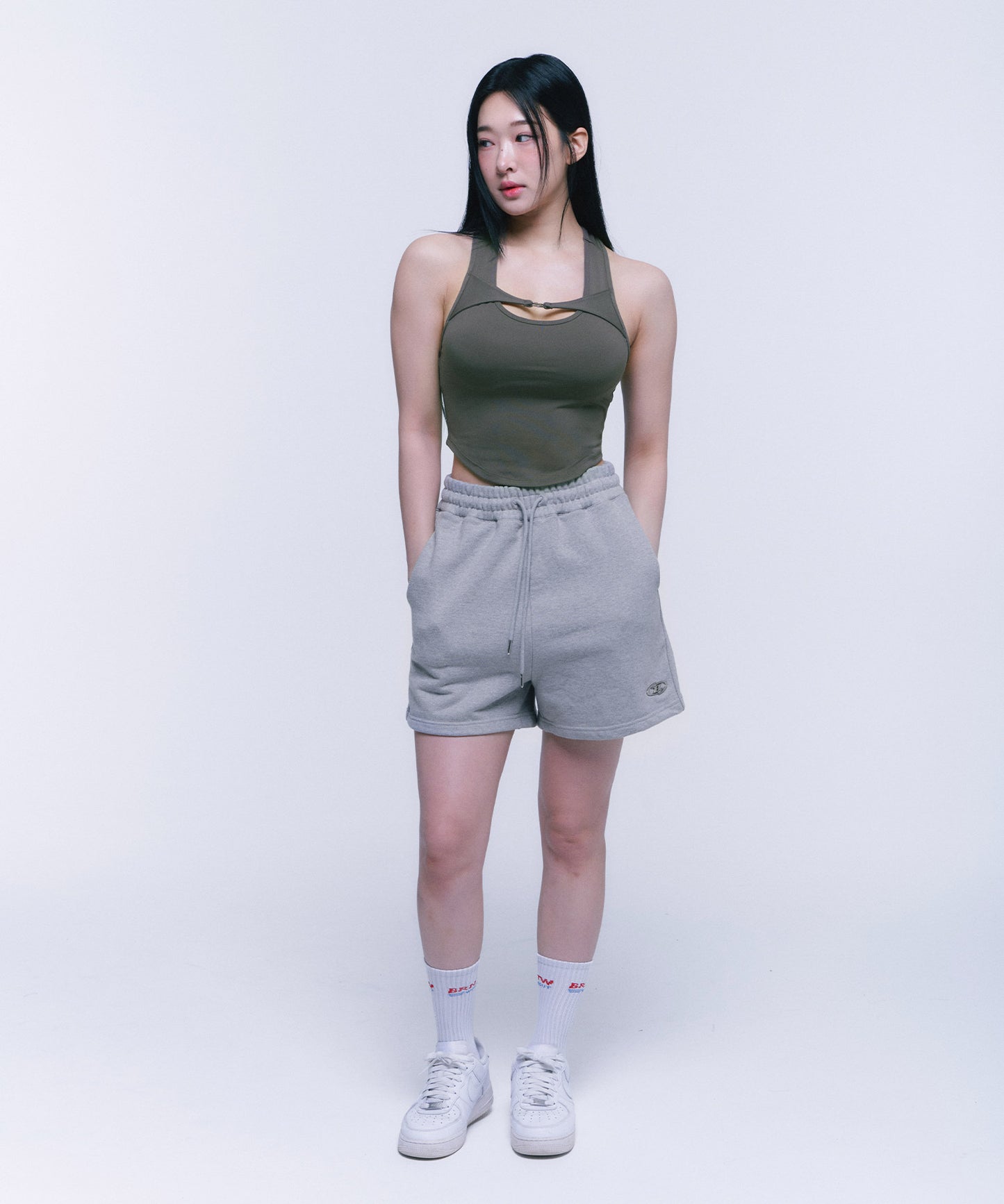 B BUCKLE CUT-OUT CROP SLEEVELESS [KHAKI]