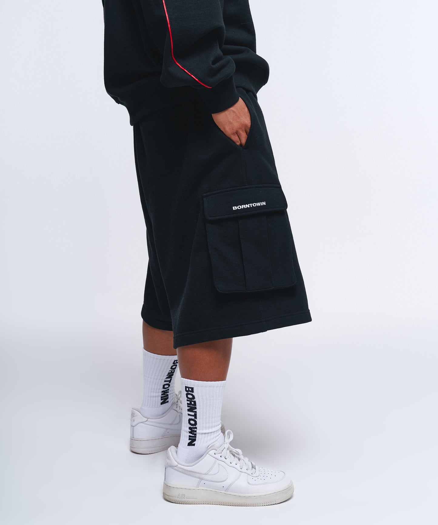 IN STOCK* SYMBOL LOGO CARGO BERMUDA PANTS [BLACK]