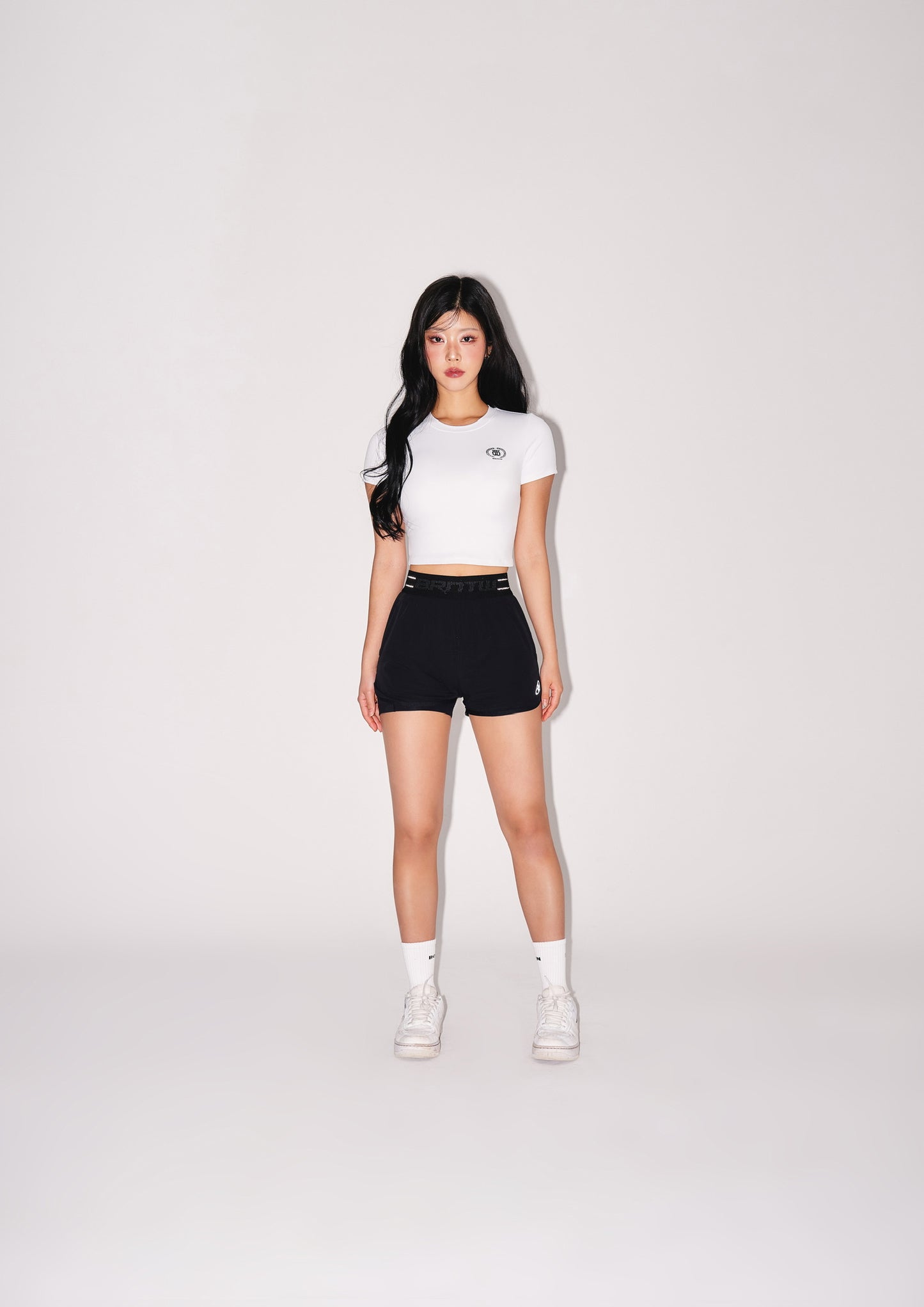 IN STOCK* W QUICK DRY EMBLEM SEMI CROP T-SHIRTS [WHITE]