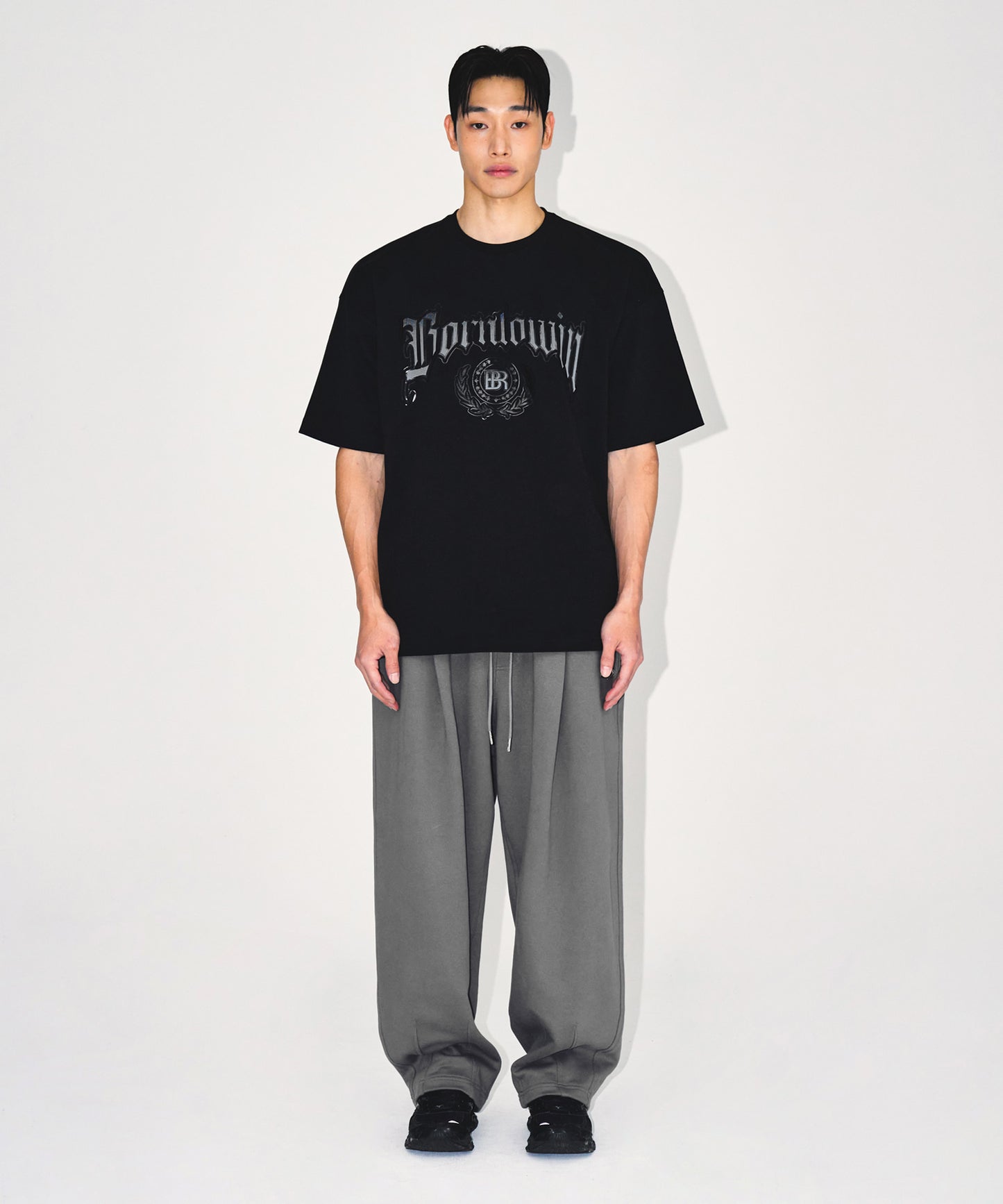 EMBLEM LOGO SEMI OVER FIT T-SHIRTS [BLACK]