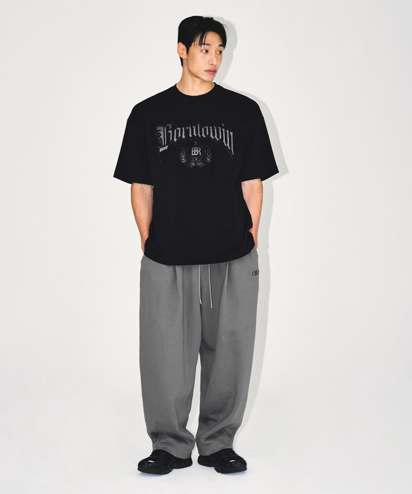 EMBLEM LOGO SEMI OVER FIT T-SHIRTS [BLACK]