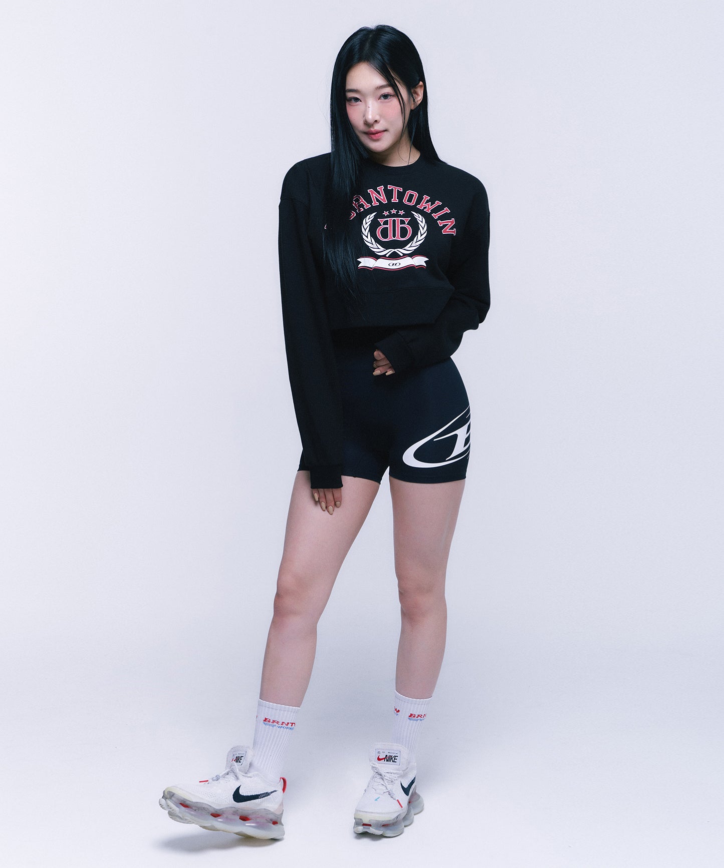 DOUBLE B EMBLEM CROP SWEATSHIRTS [BLACK]