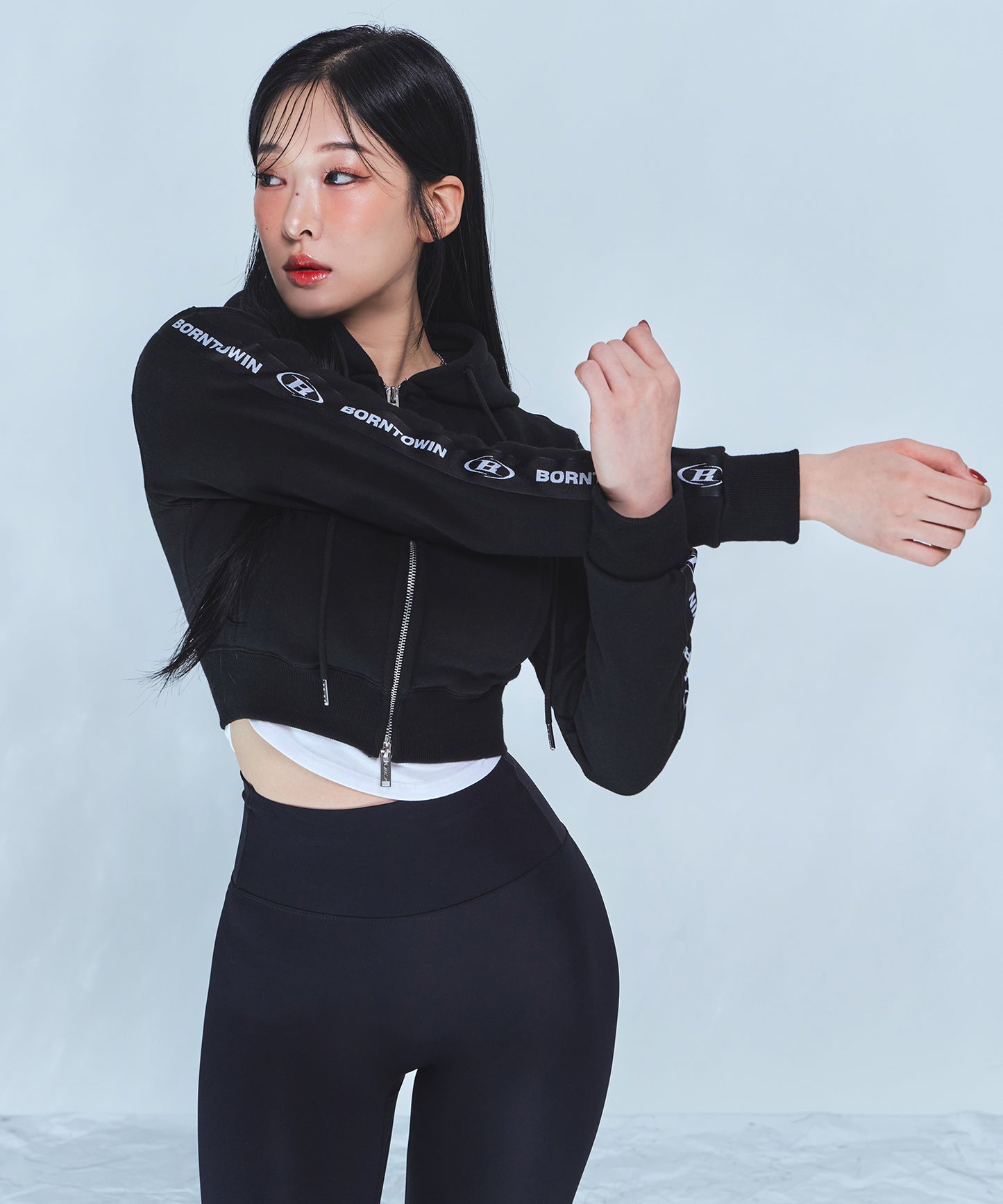 CHROME B BLACK LINE CROP ZIP-UP HOODIE [BLACK]