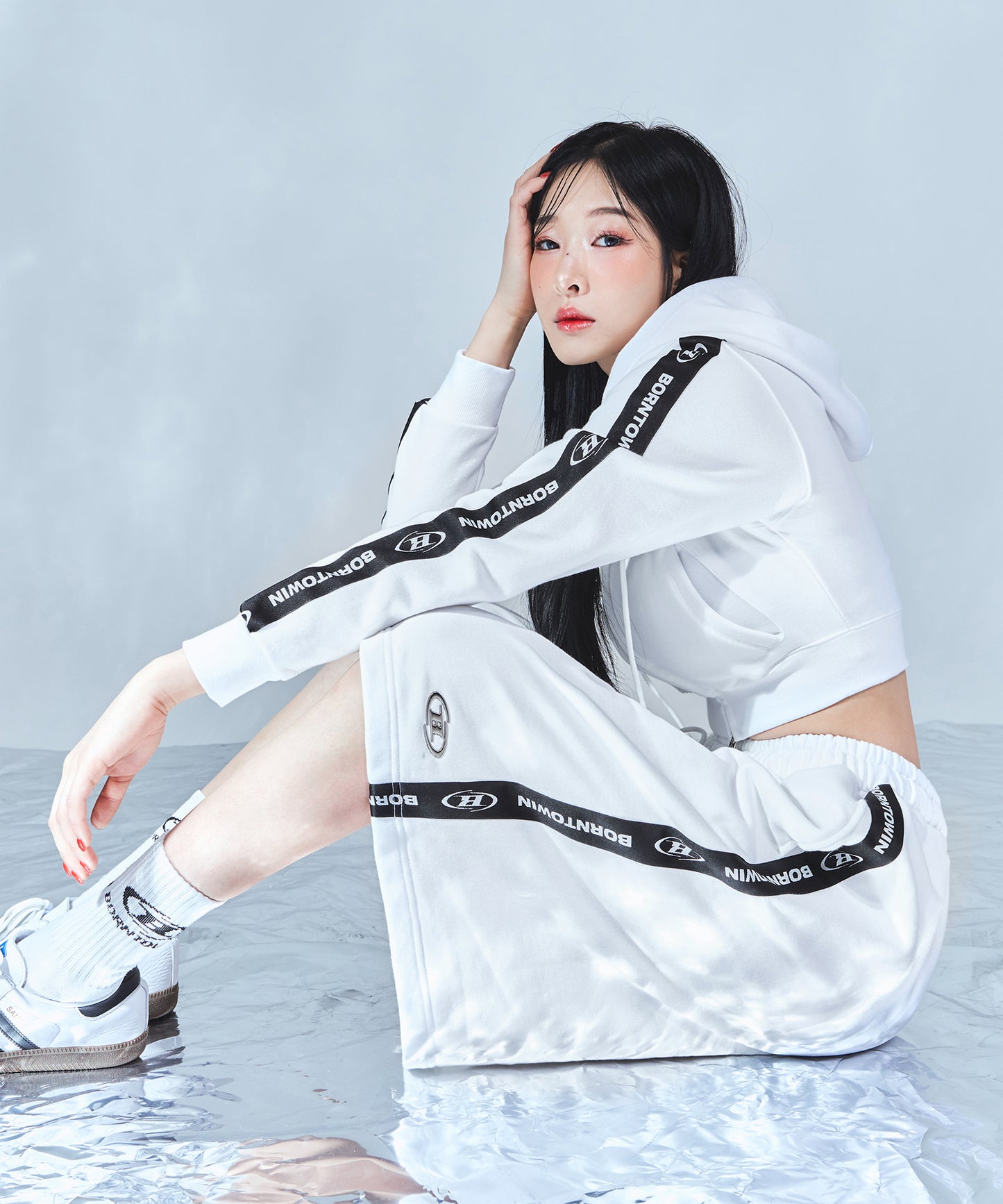 CHROME B BLACK LINE CROP ZIP-UP HOODIE [WHITE]