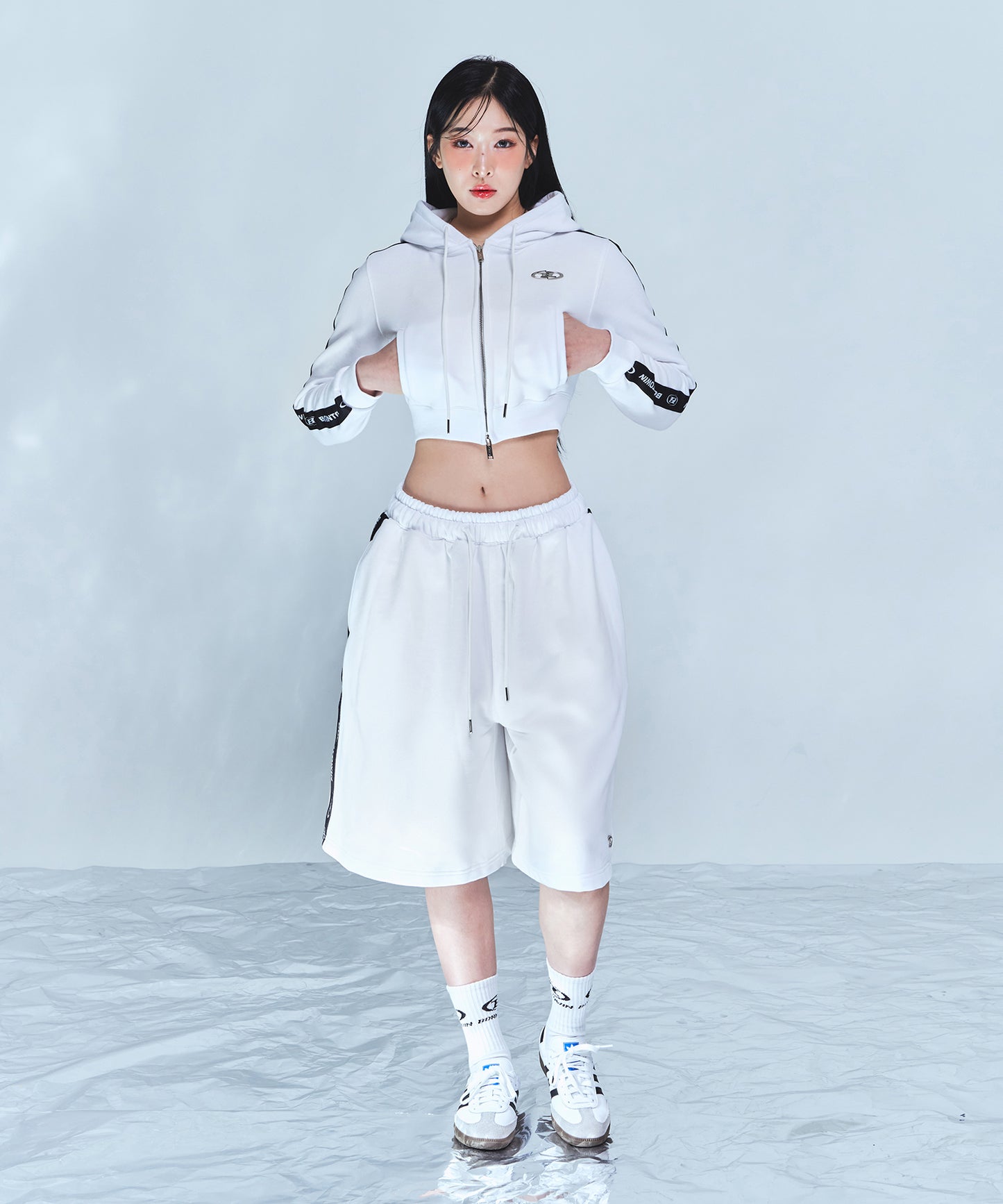 CHROME B BLACK LINE CROP ZIP-UP HOODIE [WHITE]