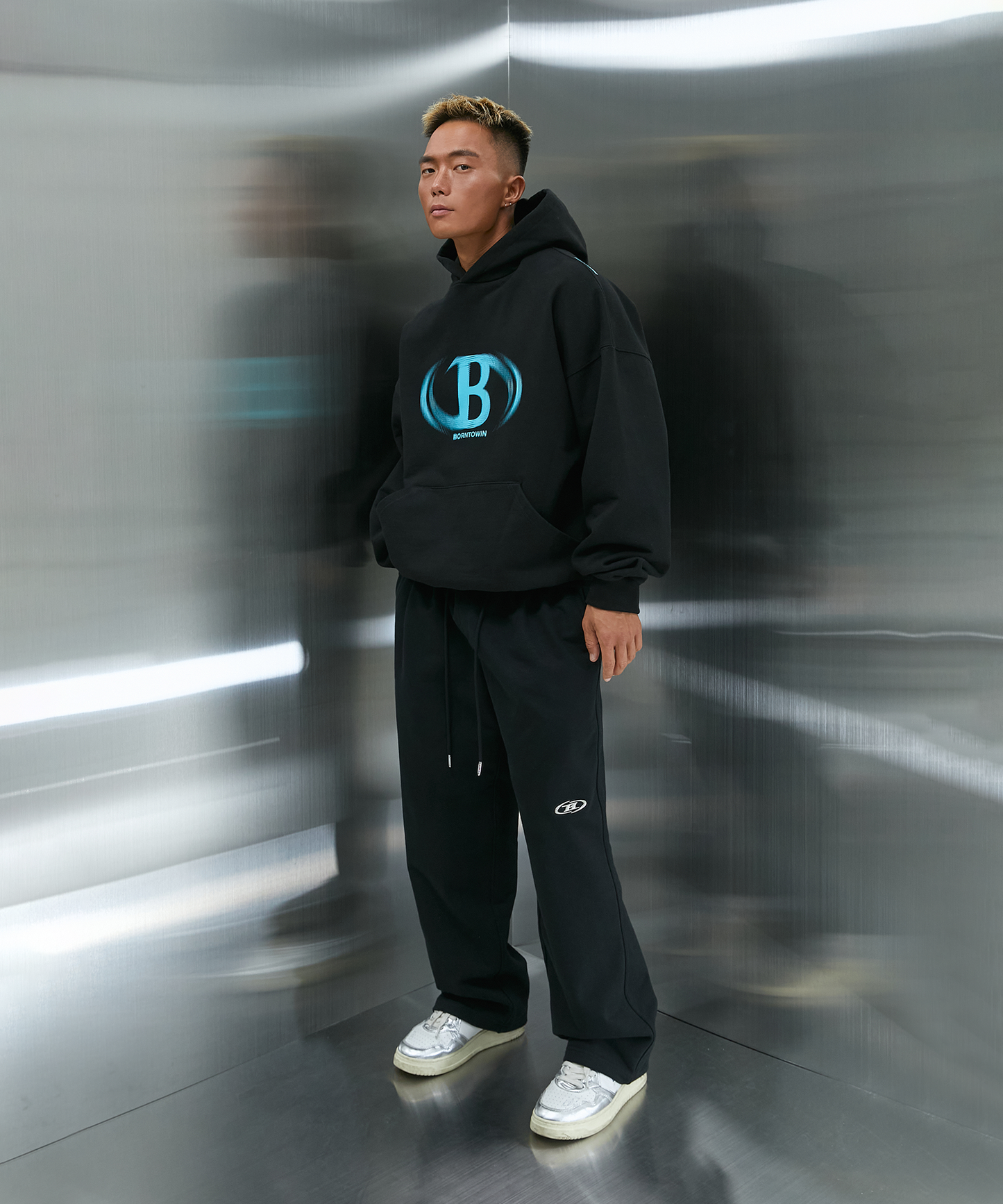 FLASH ON B LOGO HOODIE [BLACK]