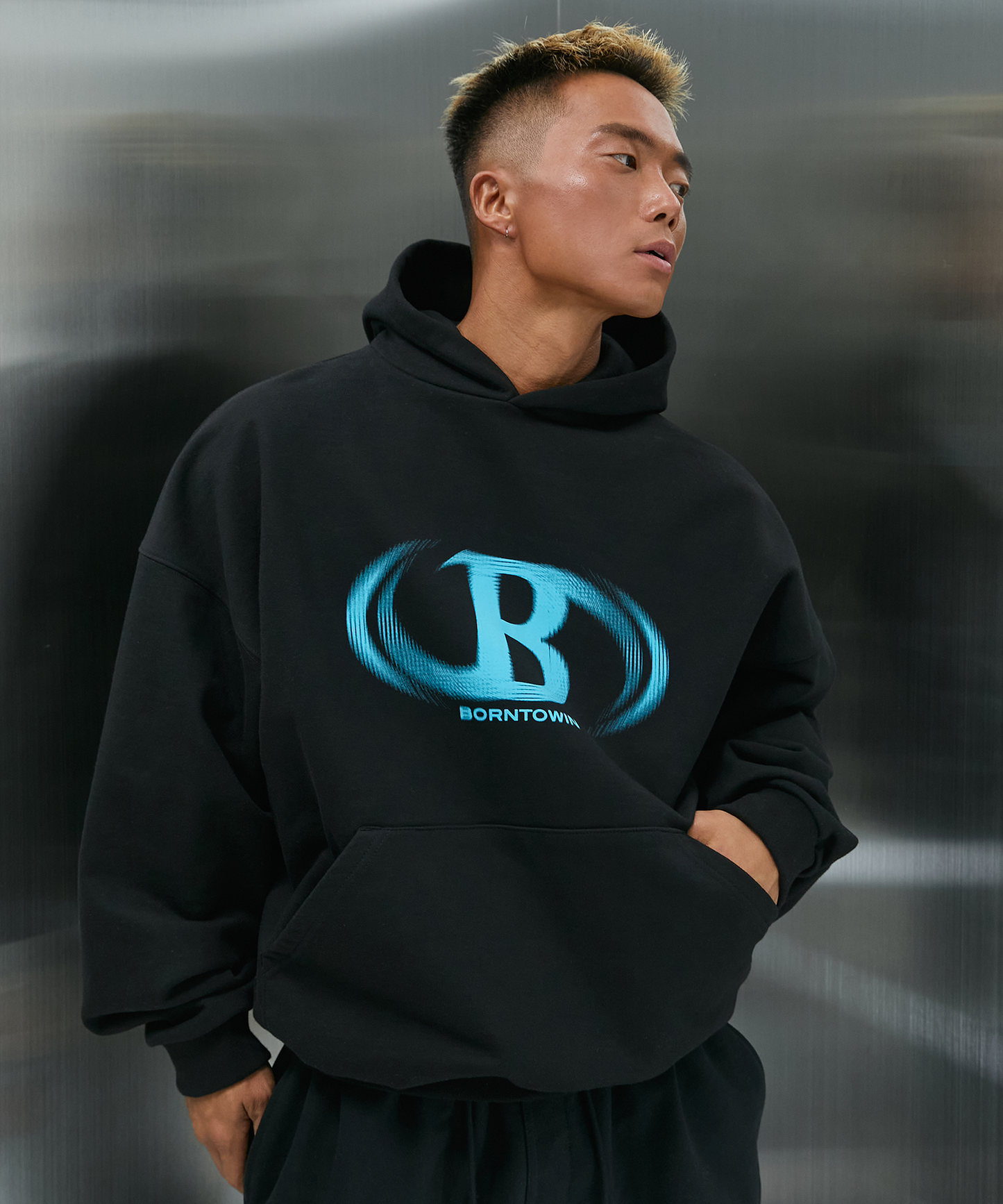 FLASH ON B LOGO HOODIE [BLACK]