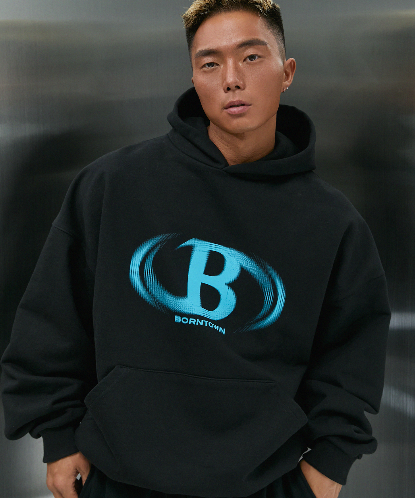 FLASH ON B LOGO HOODIE [BLACK]