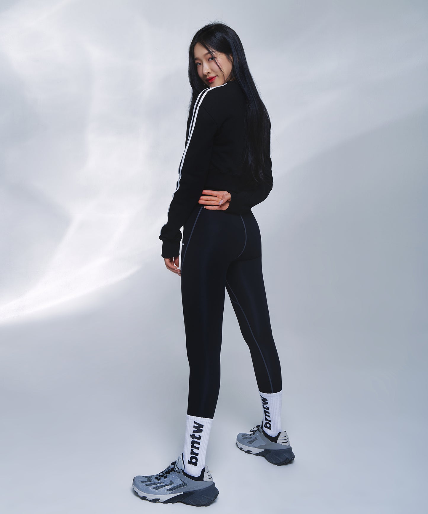 TRACK LINE B LOGO CROP SWEATSHIRTS [BLACK]