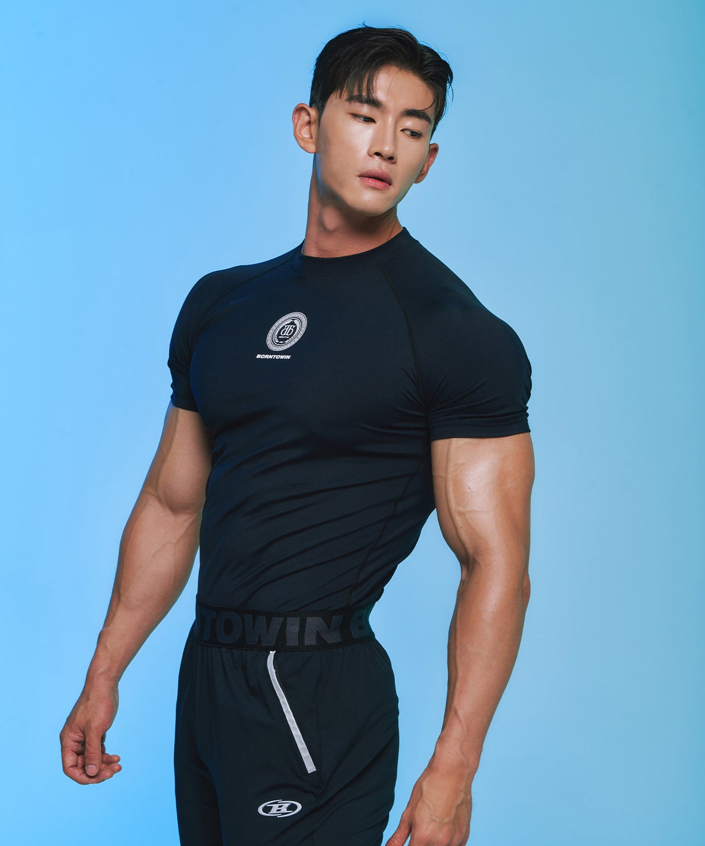 HERITAGE EMBLEM MUSCLE FIT T-SHIRTS [BLACK]