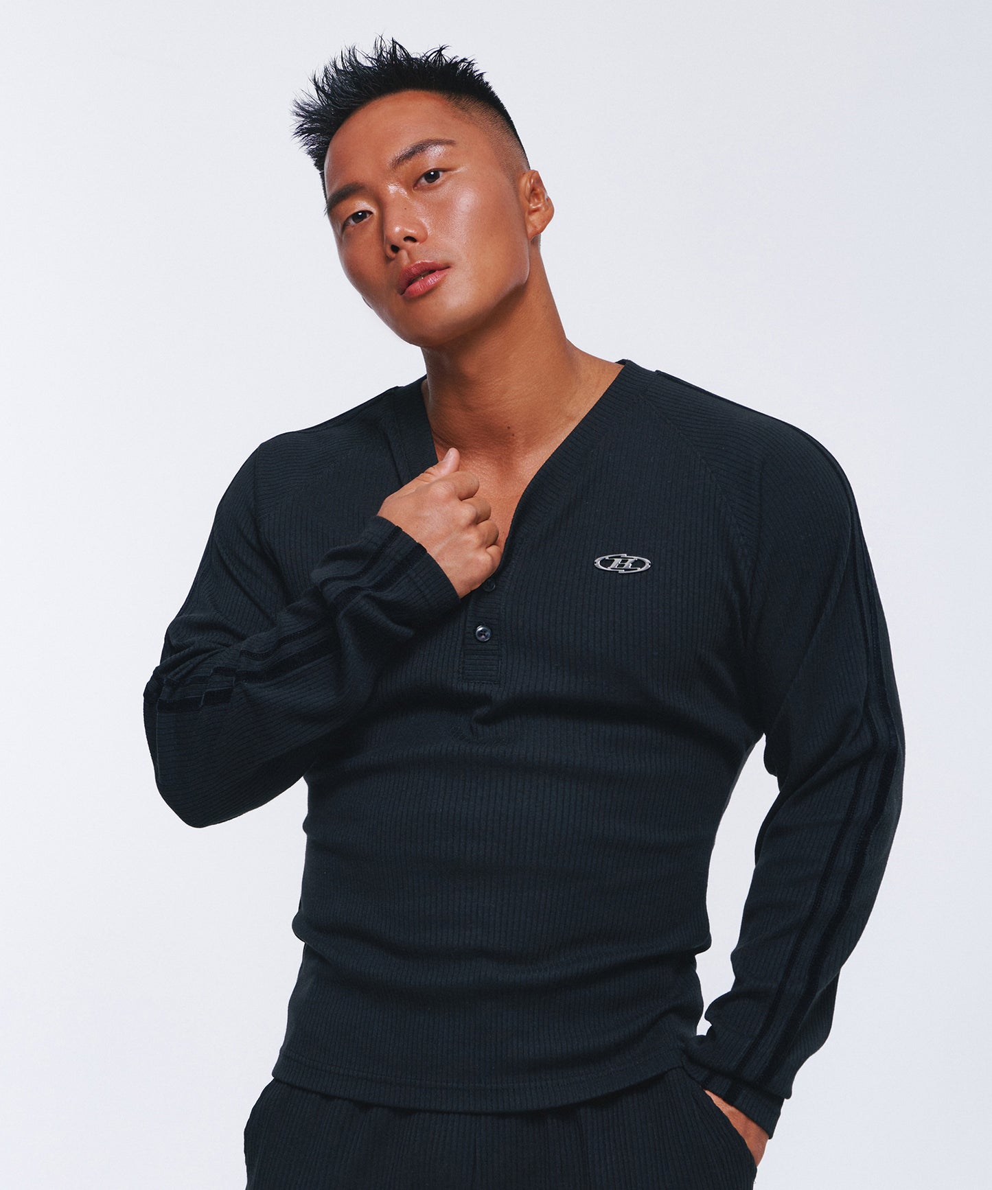 B PENDANT VELVET LINE LONGSLEEVE [BLACK]