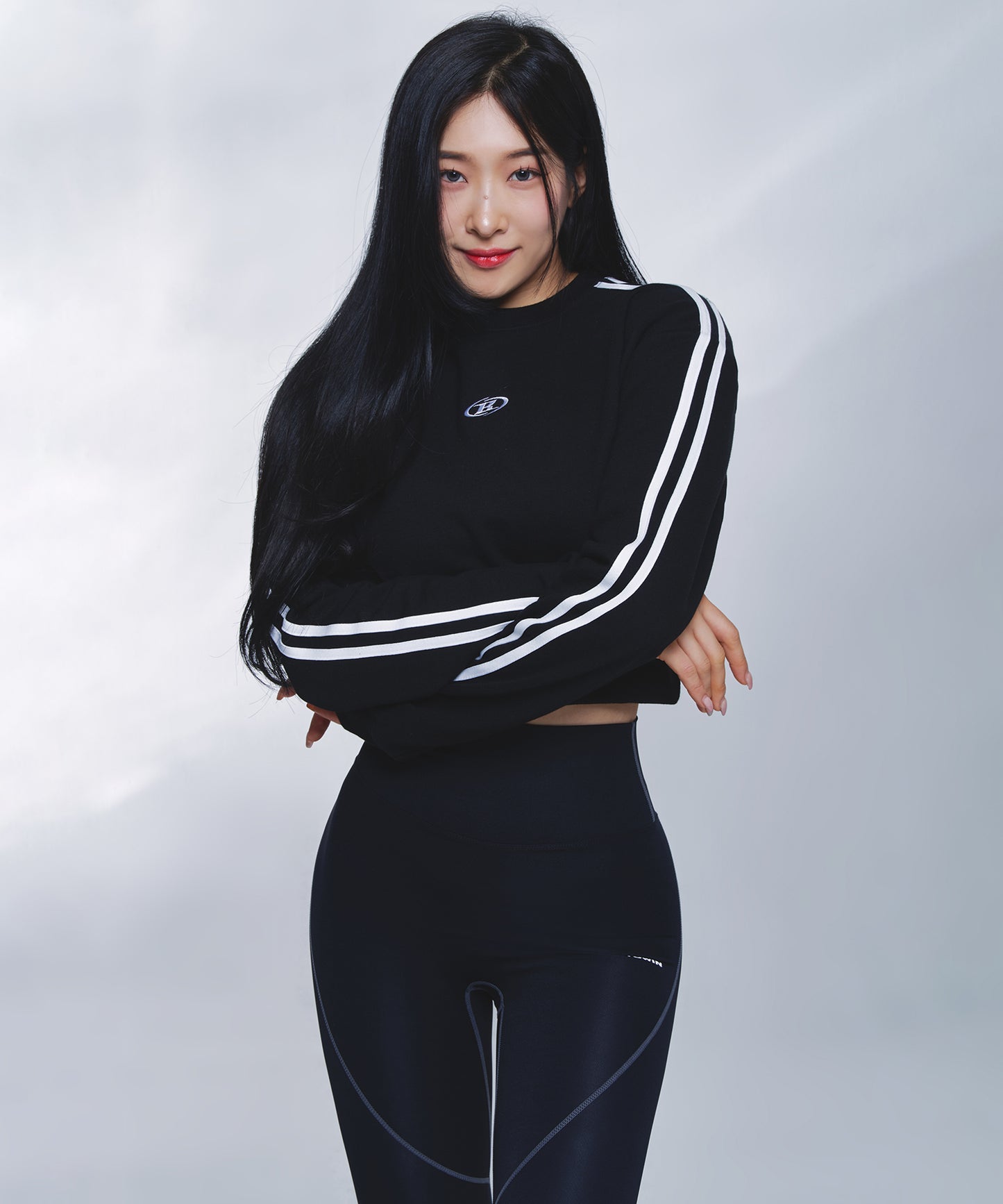 TRACK LINE B LOGO CROP SWEATSHIRTS [BLACK]