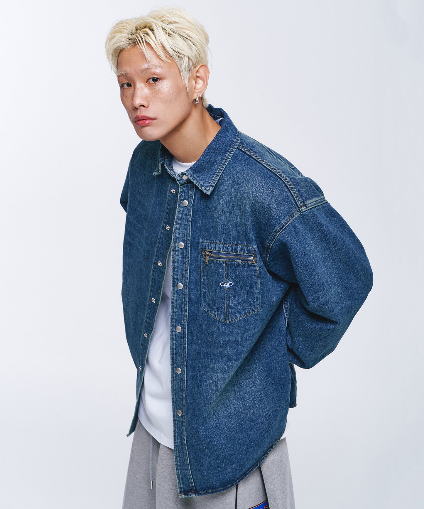 WASHED DENIM OVER FIT SHIRTS [MID DENIM]