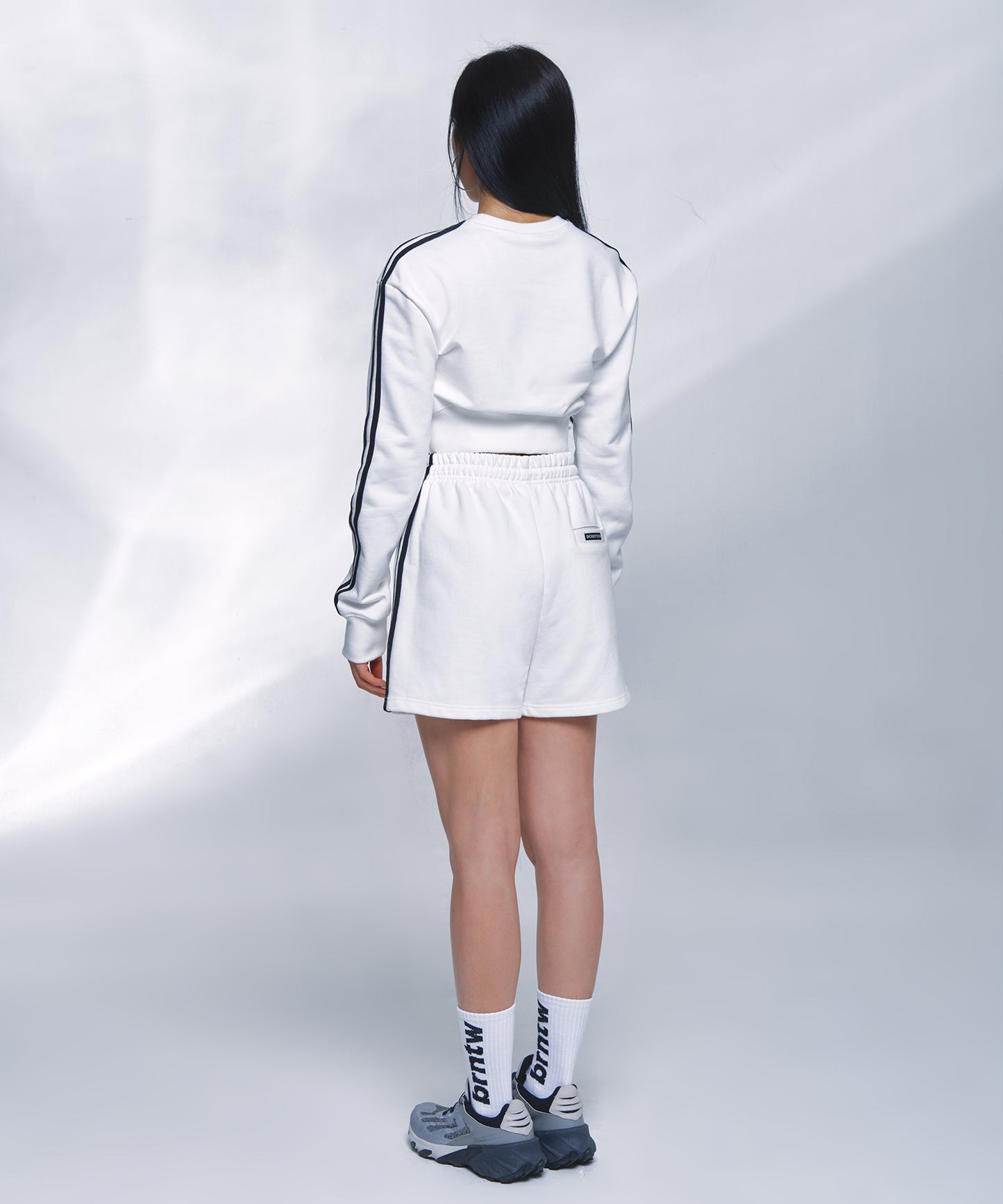 TRACK LINE B LOGO CROP SWEATSHIRTS [IVORY]