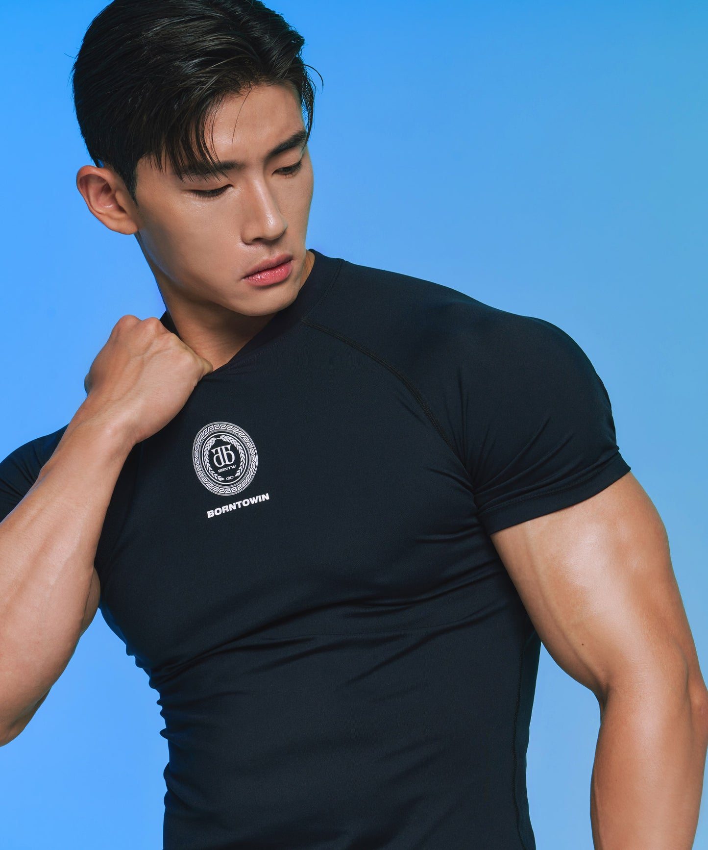 HERITAGE EMBLEM MUSCLE FIT T-SHIRTS [BLACK]